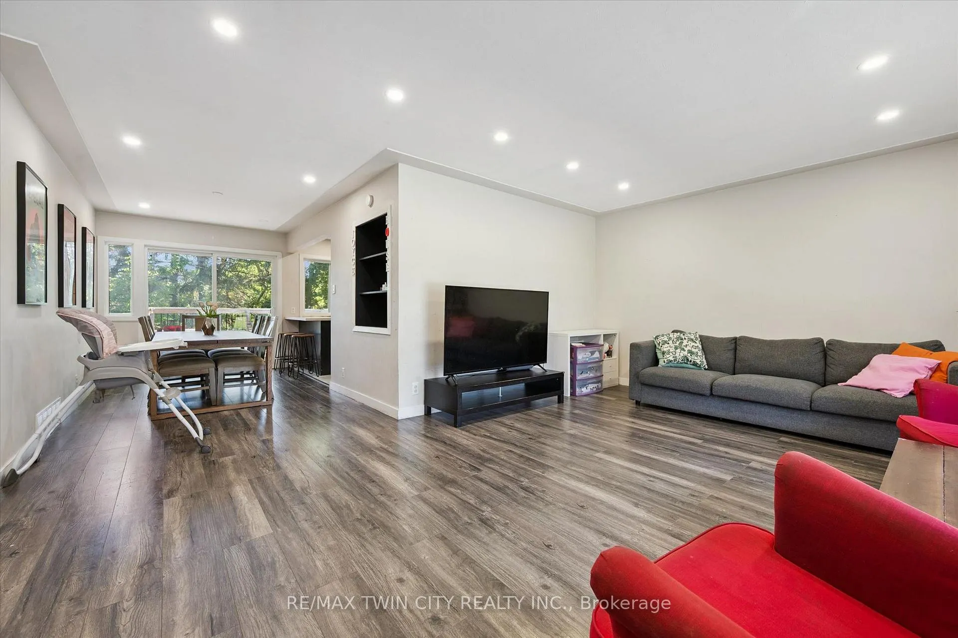 Photo 6 of 134 Westmount Road E, Kitchener — HOMEH