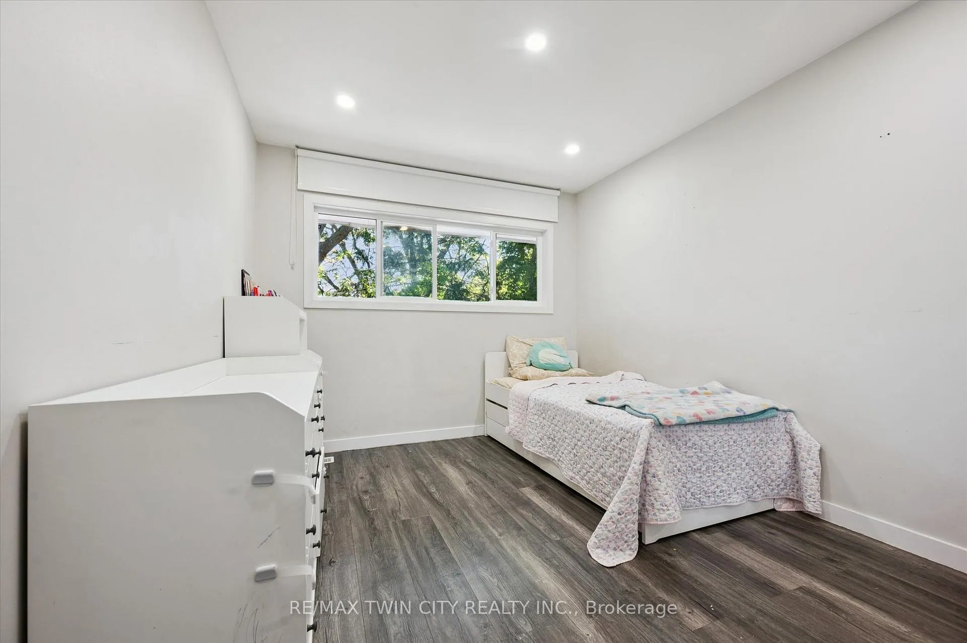 Photo 15 of 134 Westmount Road E, Kitchener — HOMEH