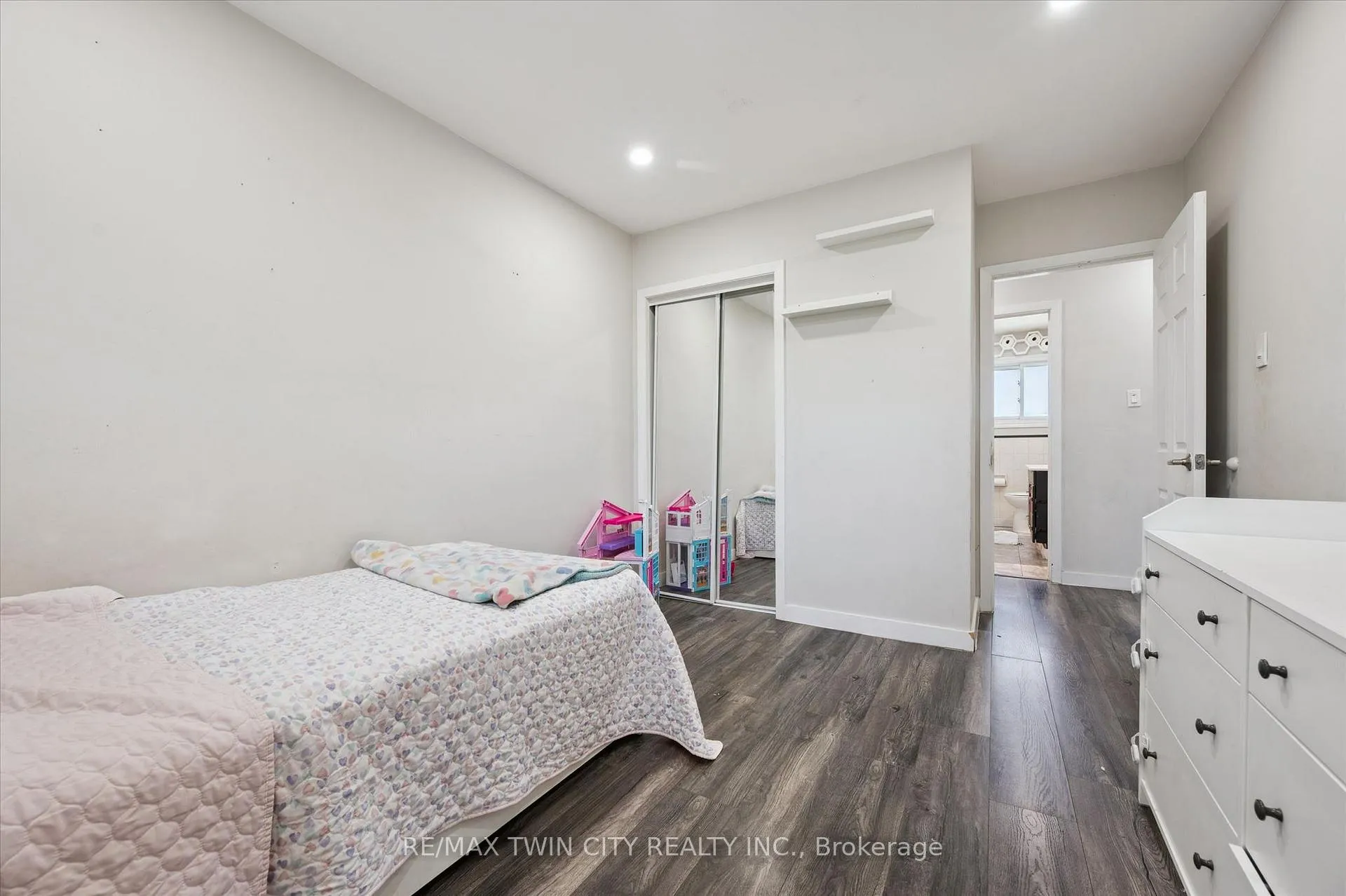 Photo 16 of 134 Westmount Road E, Kitchener — HOMEH
