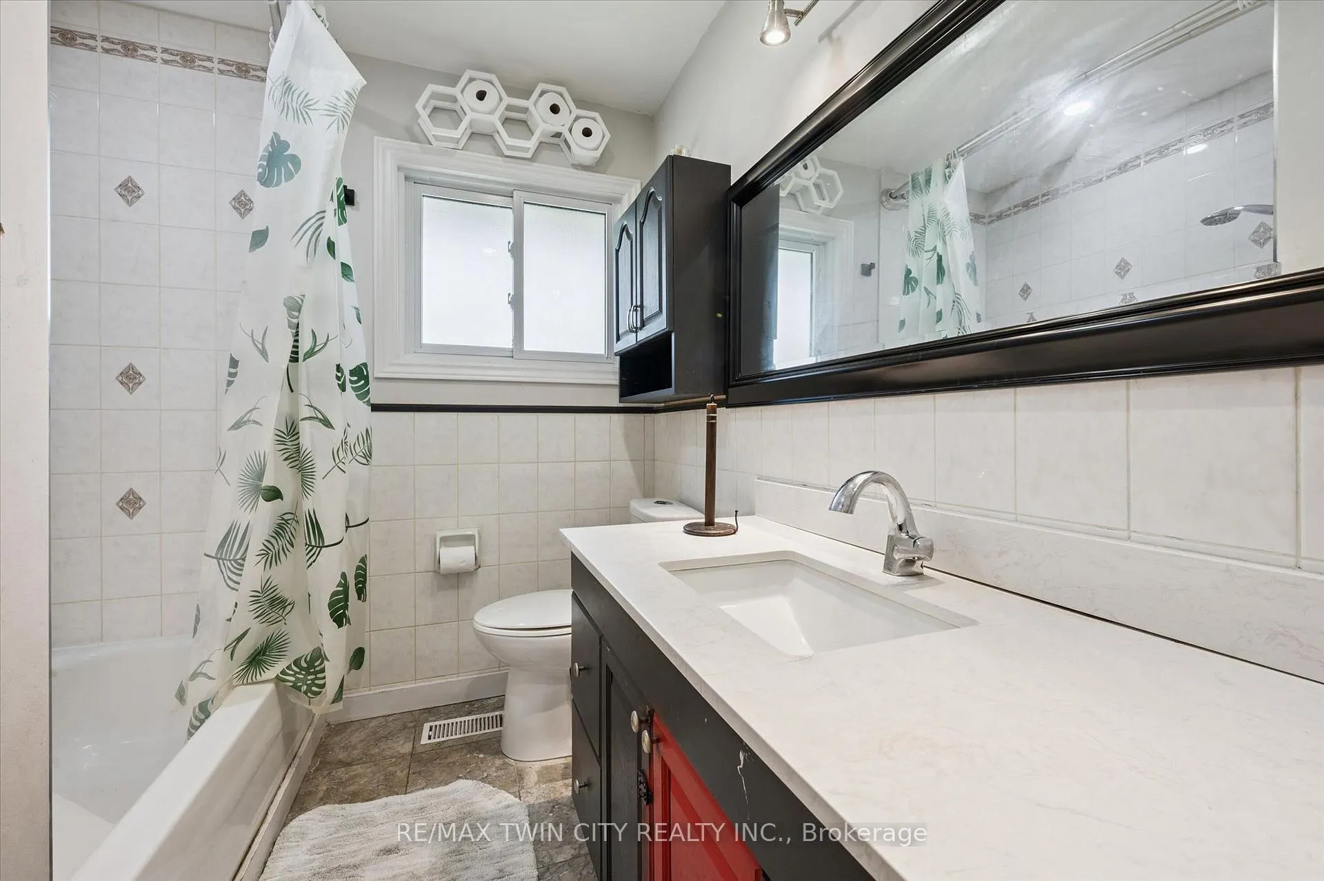 Photo 17 of 134 Westmount Road E, Kitchener — HOMEH