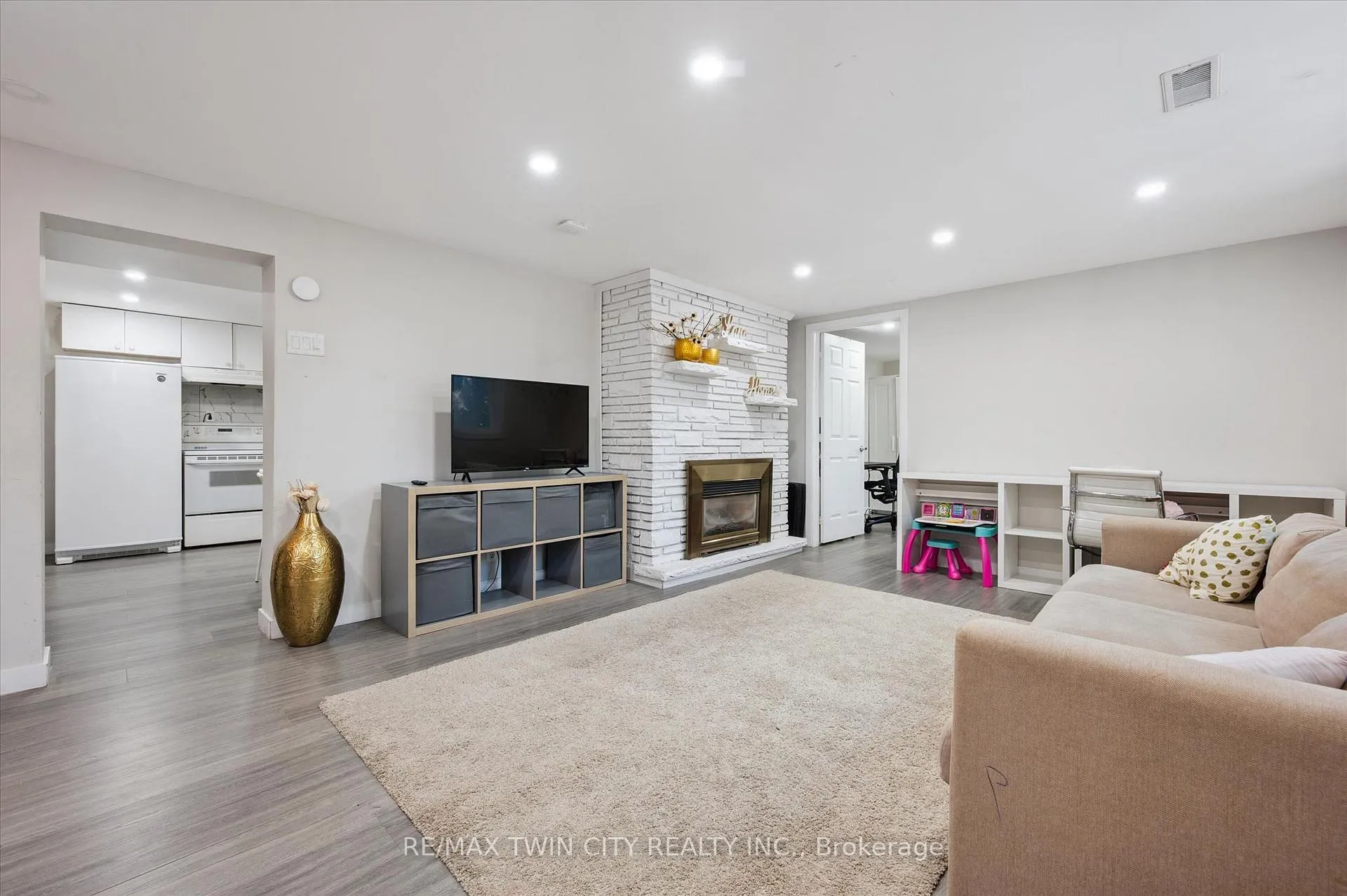 Photo 19 of 134 Westmount Road E, Kitchener — HOMEH