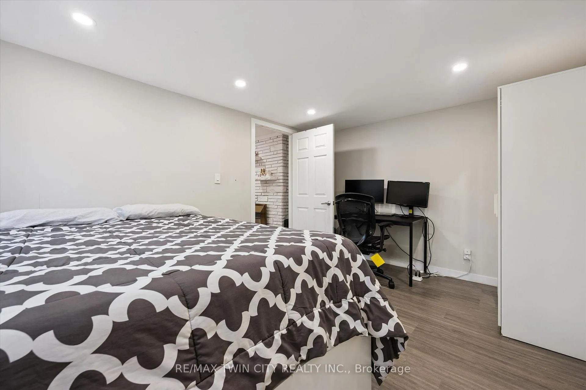 Photo 23 of 134 Westmount Road E, Kitchener — HOMEH