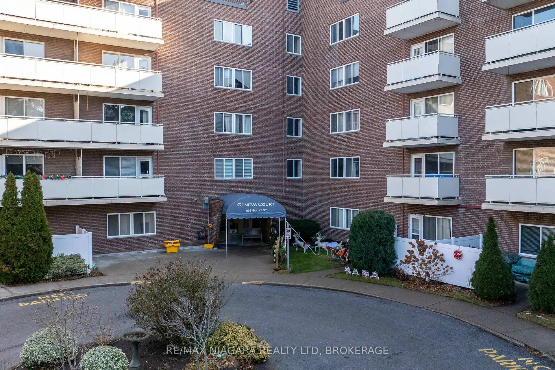 Front of Unit 410, 198 Scott Street