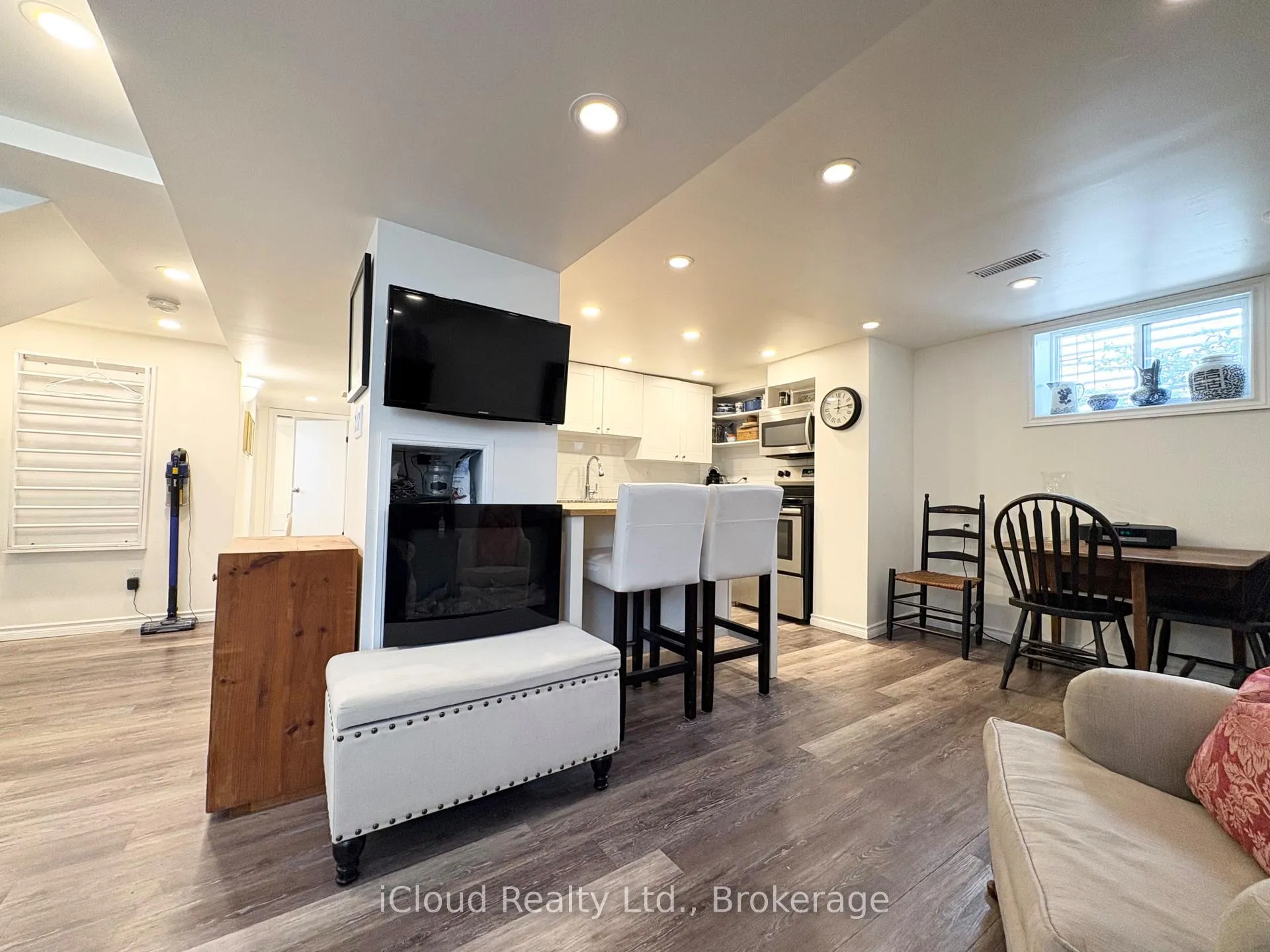 Photo 11 of 105 East 4th Street, Hamilton, Centremount — HOMEH