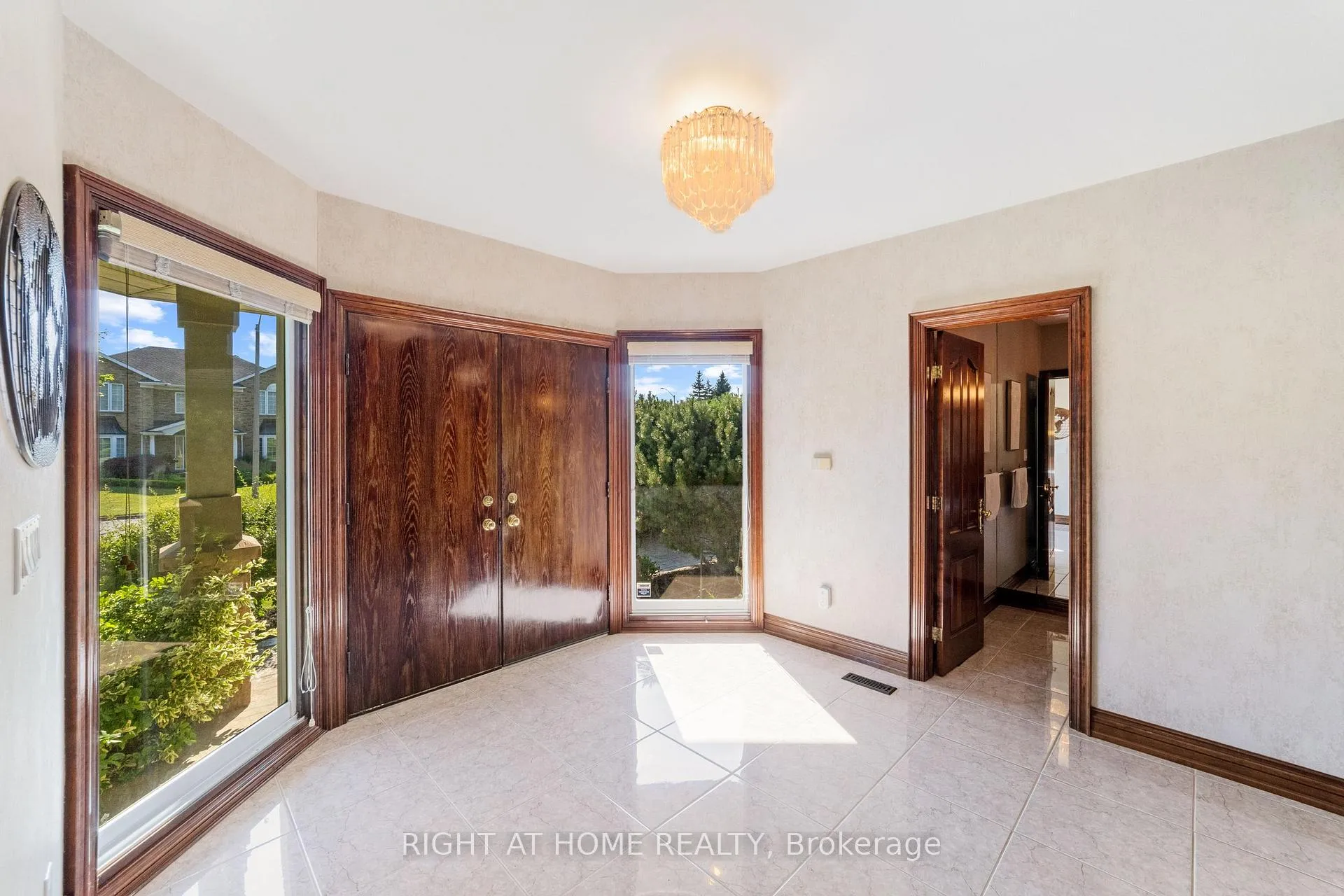 Photo 4 of 7775 St Augustine Crescent, Niagara Falls, Mt. Carmel — HOMEH