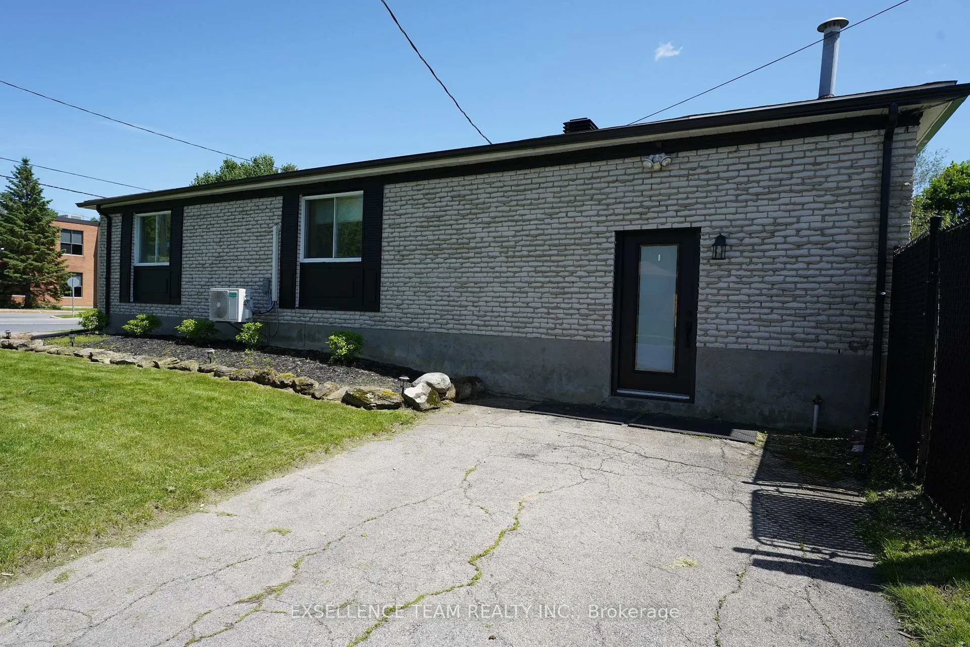 Photo 3 of 616 Surgenor Street W, Cornwall — HOMEH