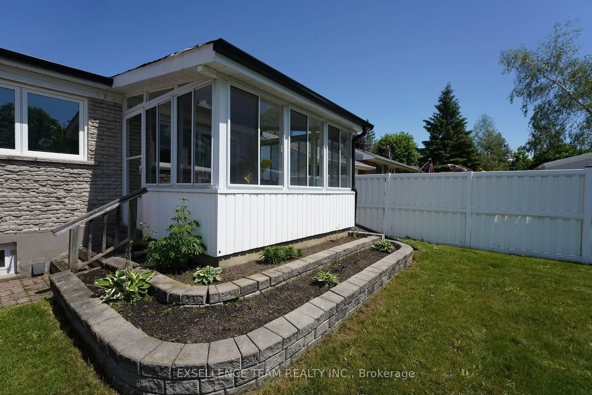 Photo 6 of 616 Surgenor Street W, Cornwall — HOMEH