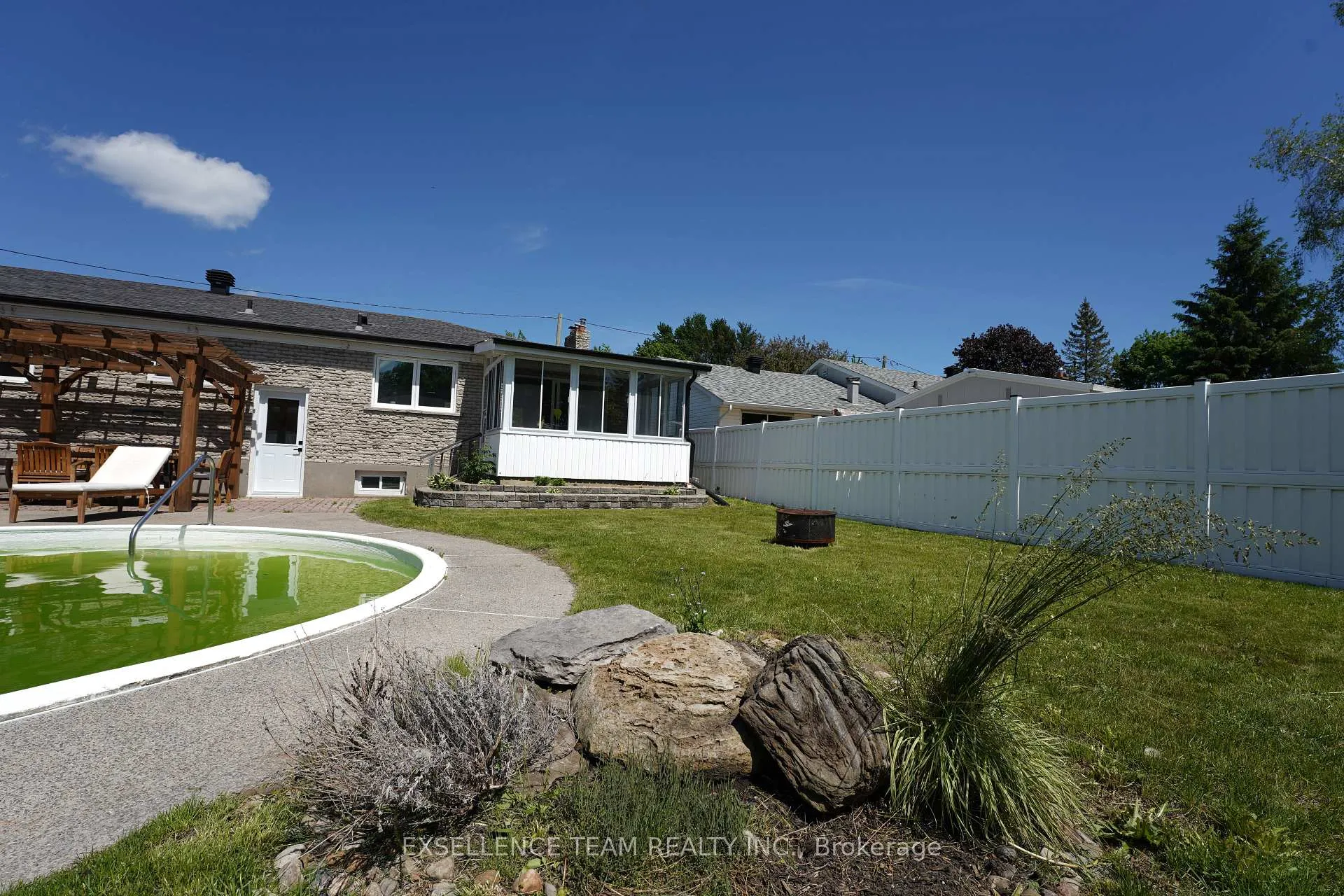 Photo 7 of 616 Surgenor Street W, Cornwall — HOMEH