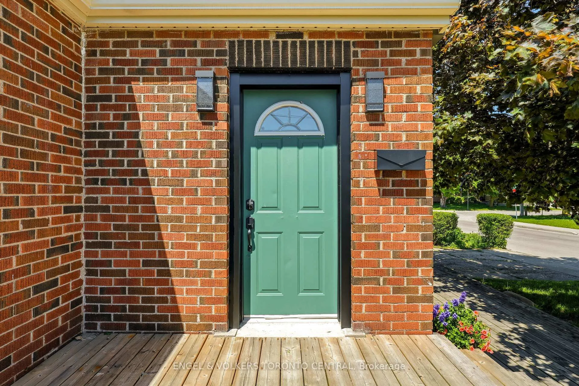 Photo 2 of 101 Irene Avenue, Hamilton, Stoney Creek — HOMEH