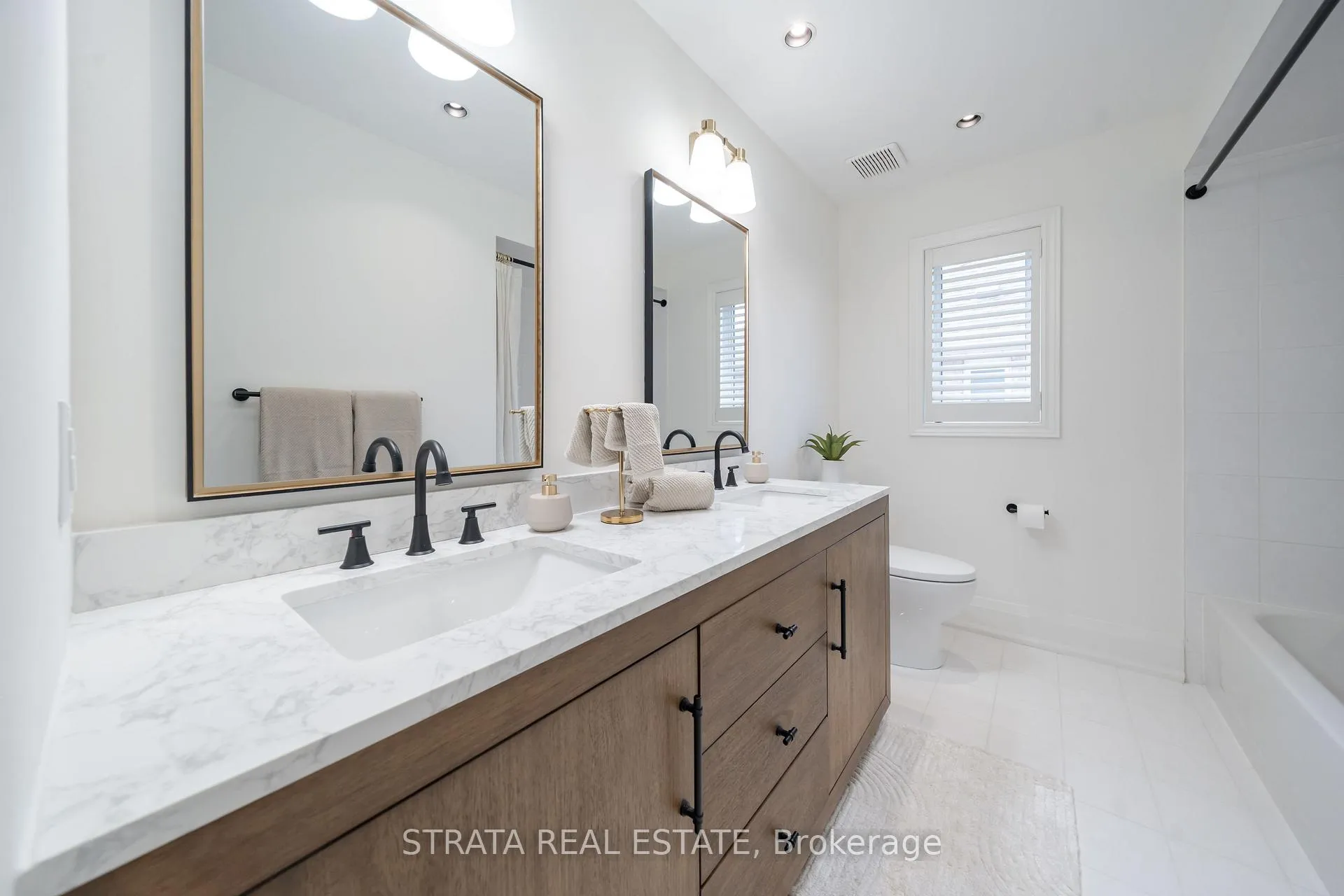 Photo 27 of 39 Dunblane Avenue, Vaughan, Maple — HOMEH