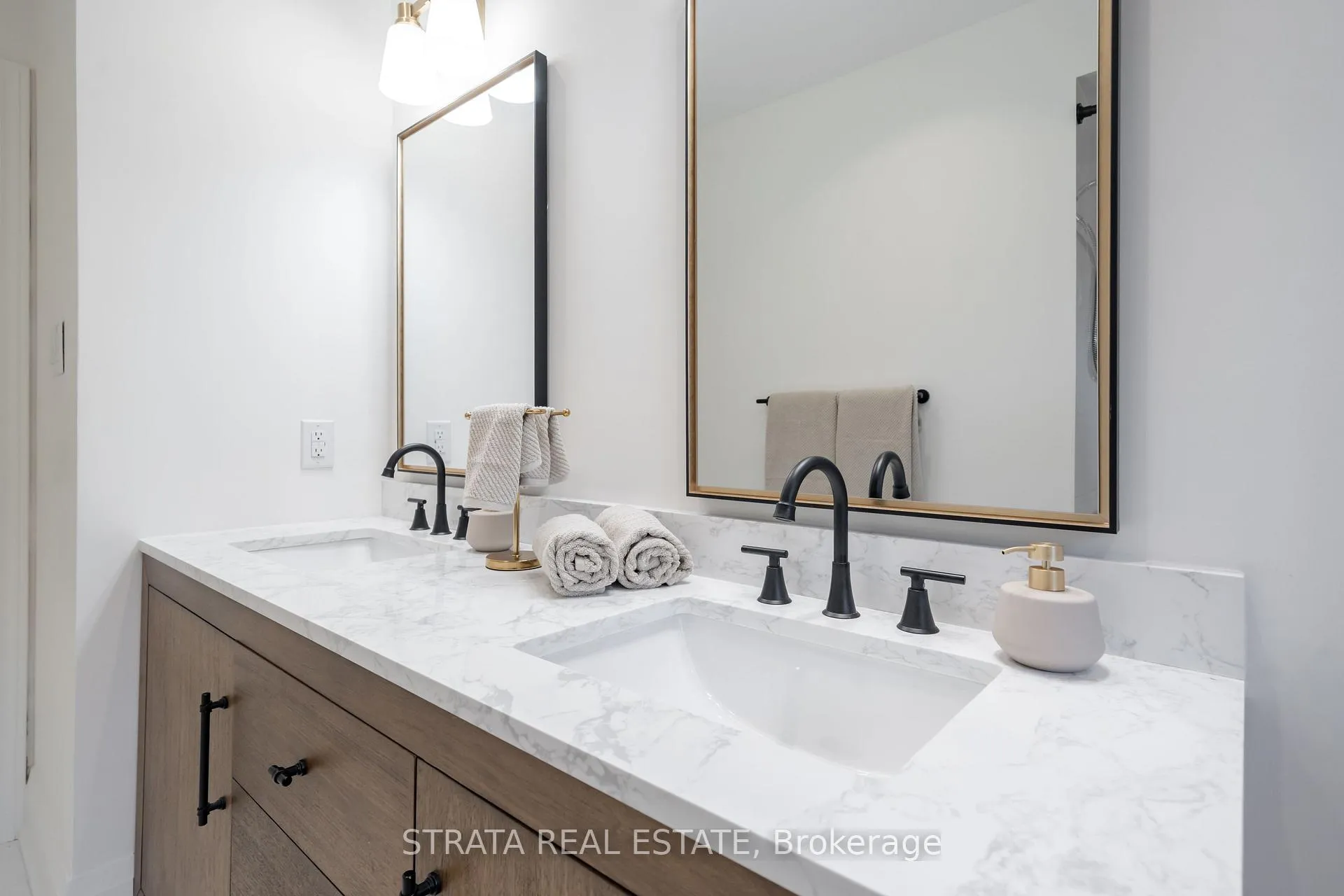 Photo 28 of 39 Dunblane Avenue, Vaughan, Maple — HOMEH