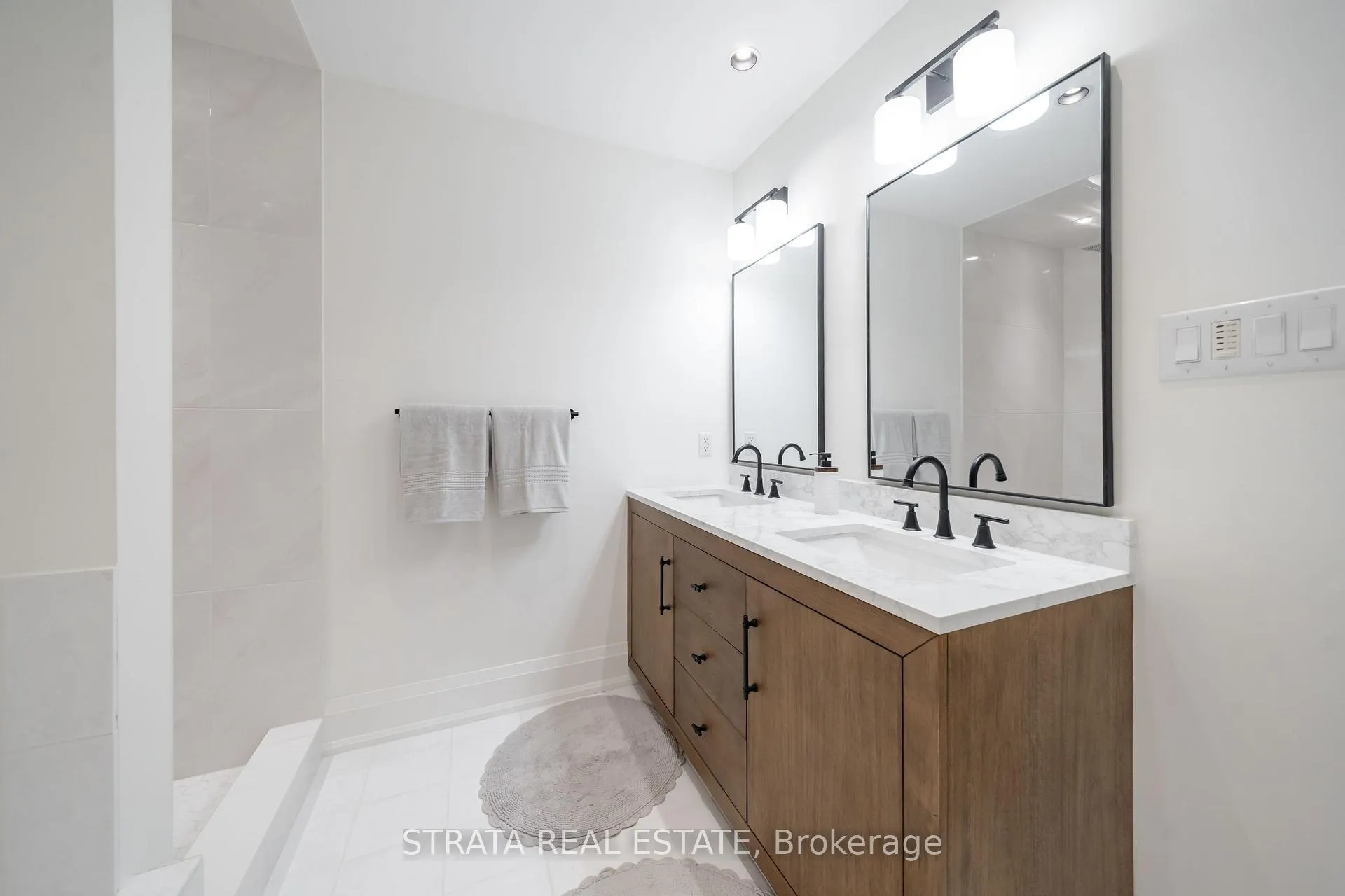 Photo 29 of 39 Dunblane Avenue, Vaughan, Maple — HOMEH