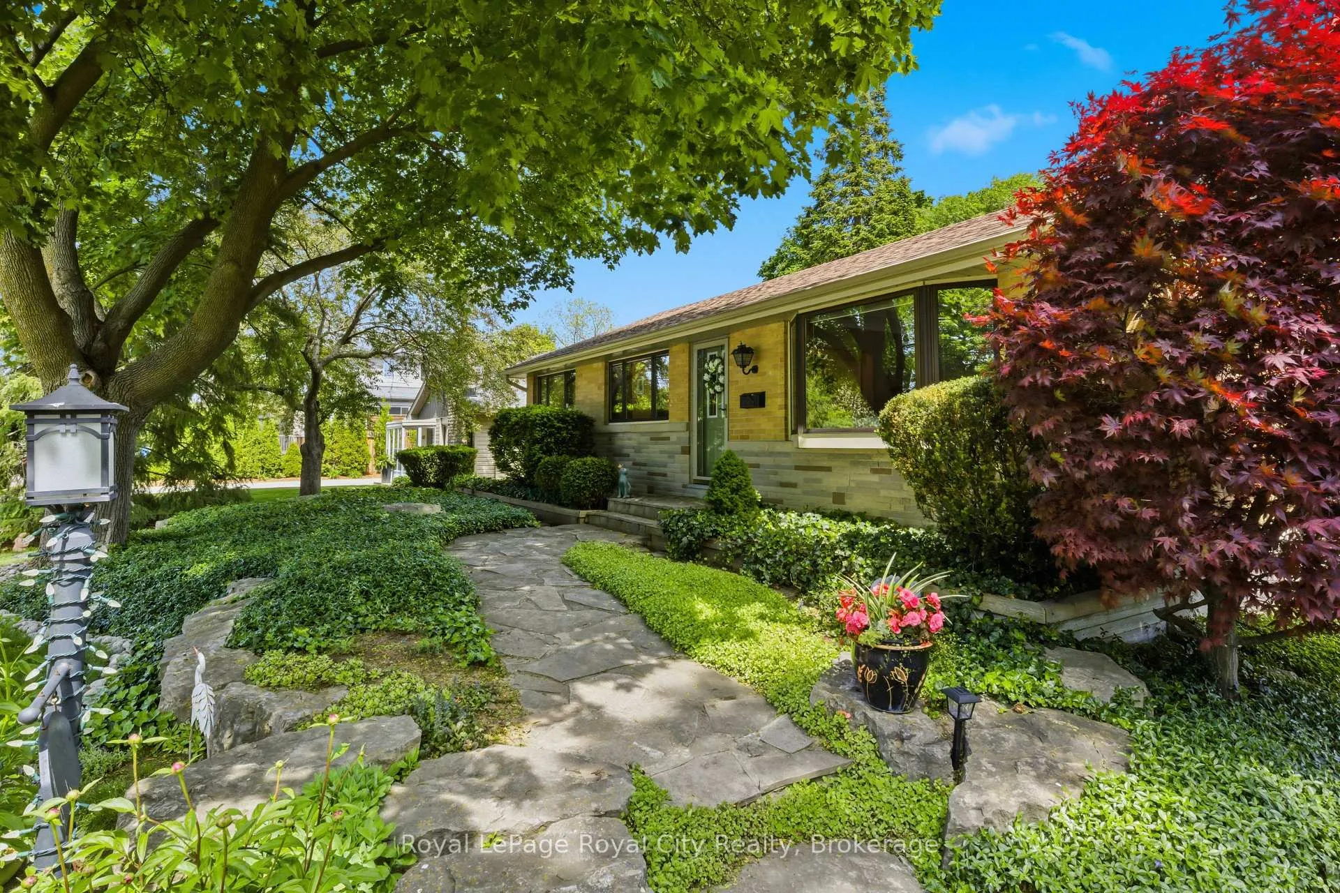 Photo 2 of 92 Dean Avenue, Guelph, Dovercliffe Park/Old University — HOMEH