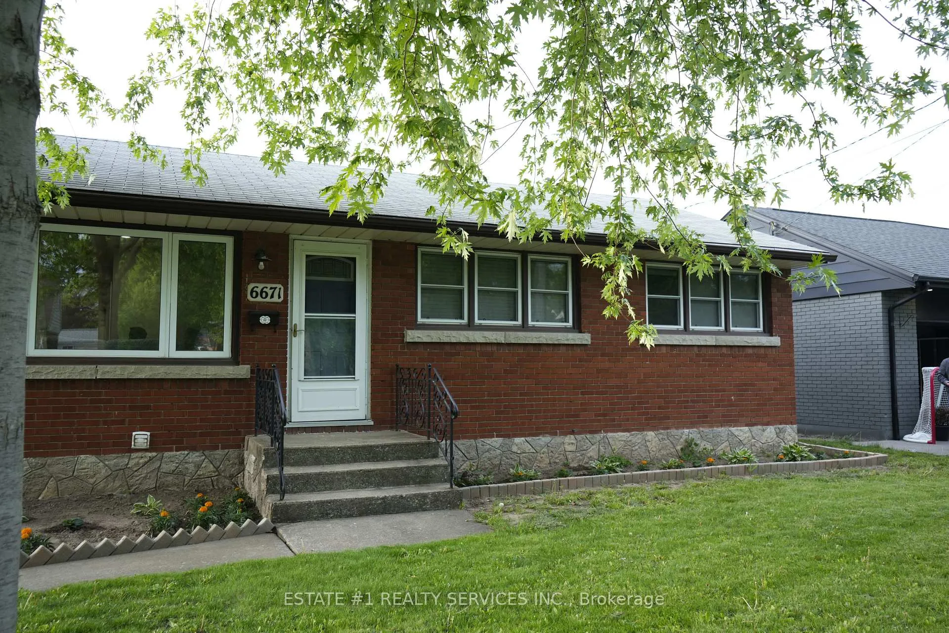 Photo 2 of 6671 Russell Street, Niagara Falls, Stamford — HOMEH