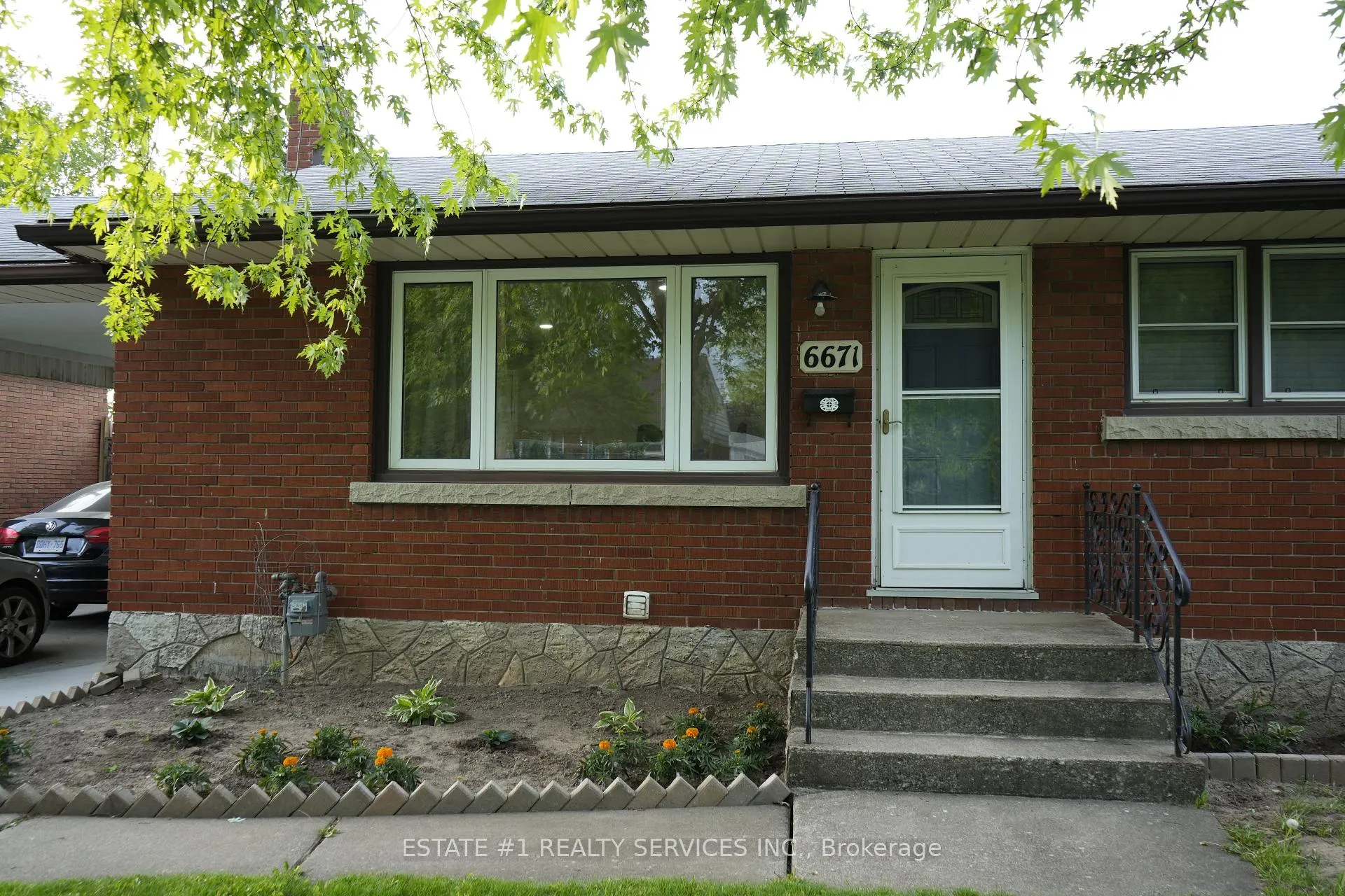 Photo 3 of 6671 Russell Street, Niagara Falls, Stamford — HOMEH