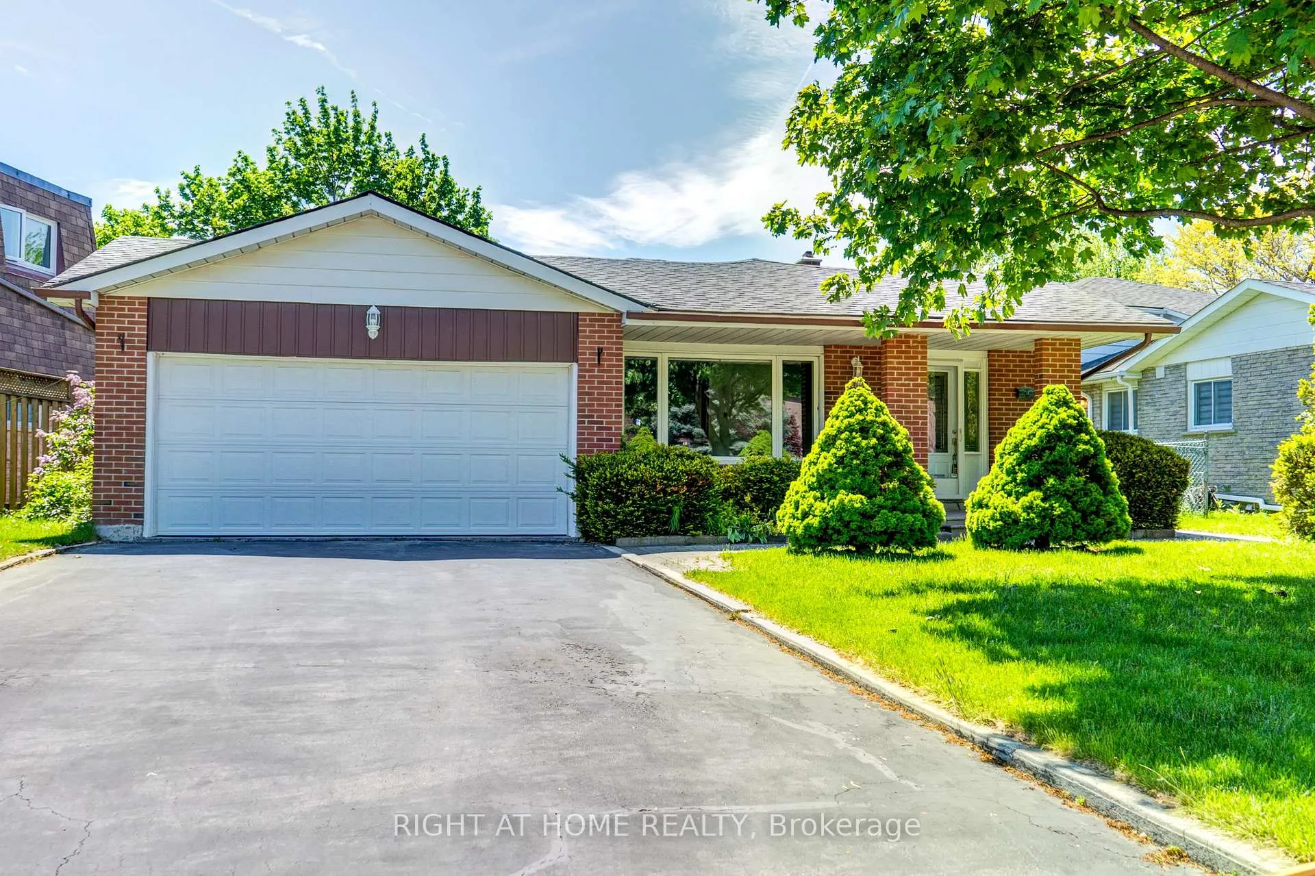 Photo 2 of 47 Shieldmark Crescent, Markham, Royal Orchard — HOMEH