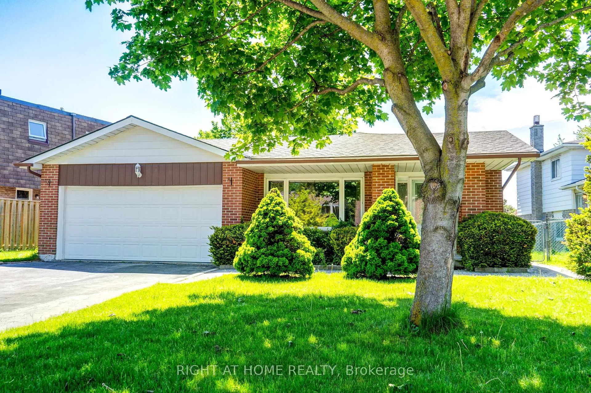Photo 3 of 47 Shieldmark Crescent, Markham, Royal Orchard — HOMEH