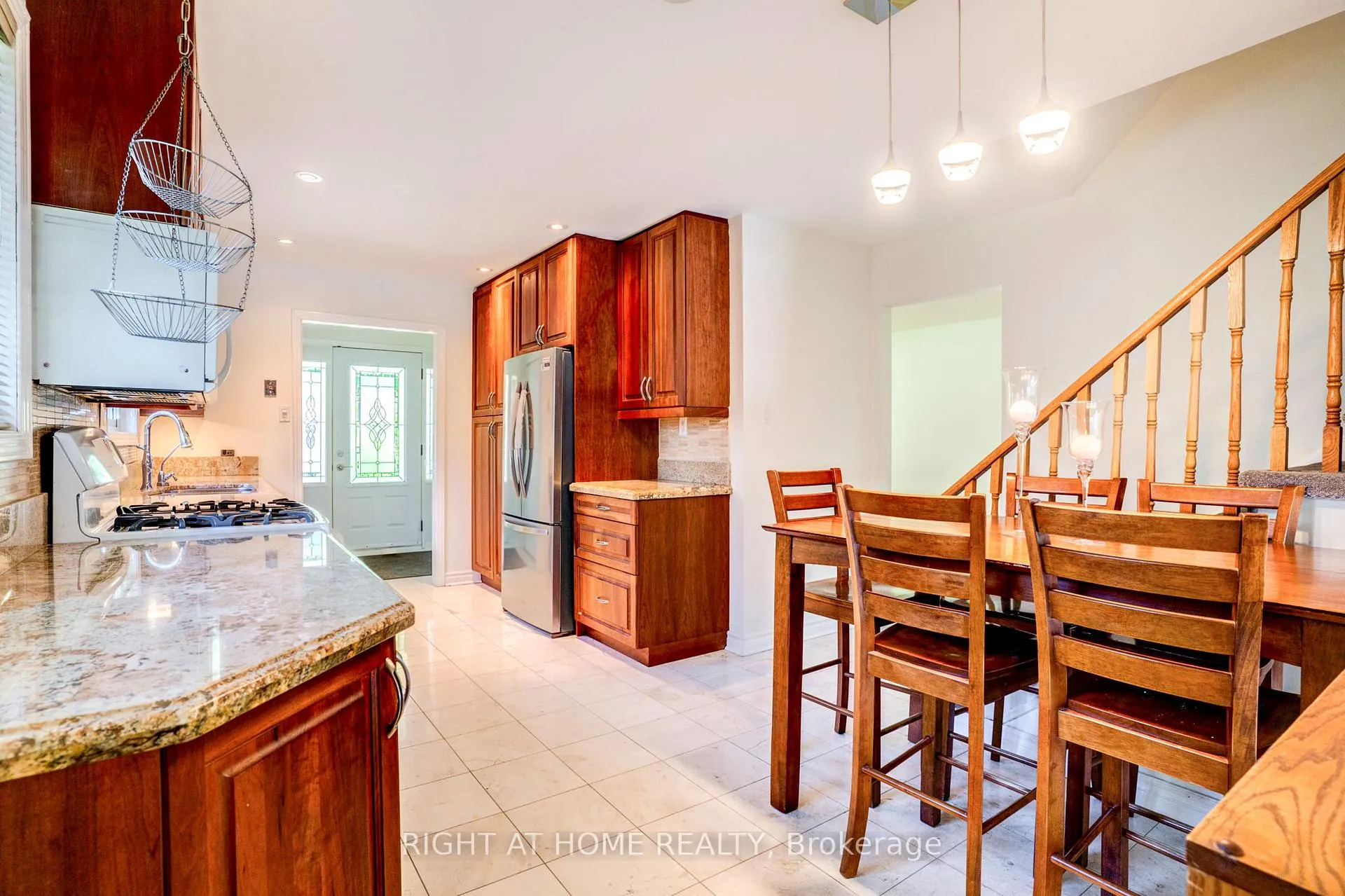Photo 7 of 47 Shieldmark Crescent, Markham, Royal Orchard — HOMEH