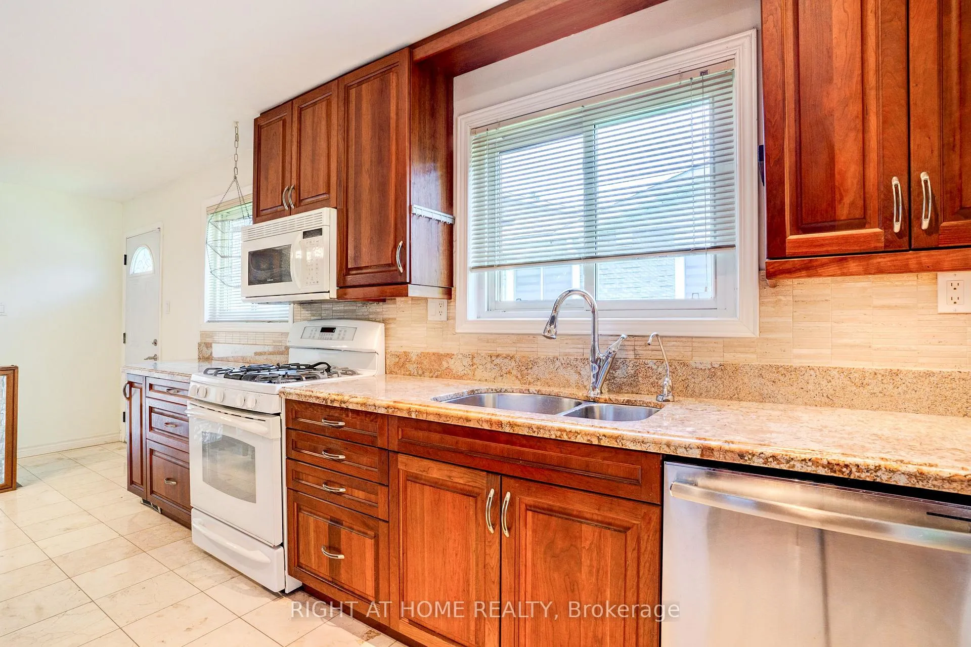 Photo 8 of 47 Shieldmark Crescent, Markham, Royal Orchard — HOMEH