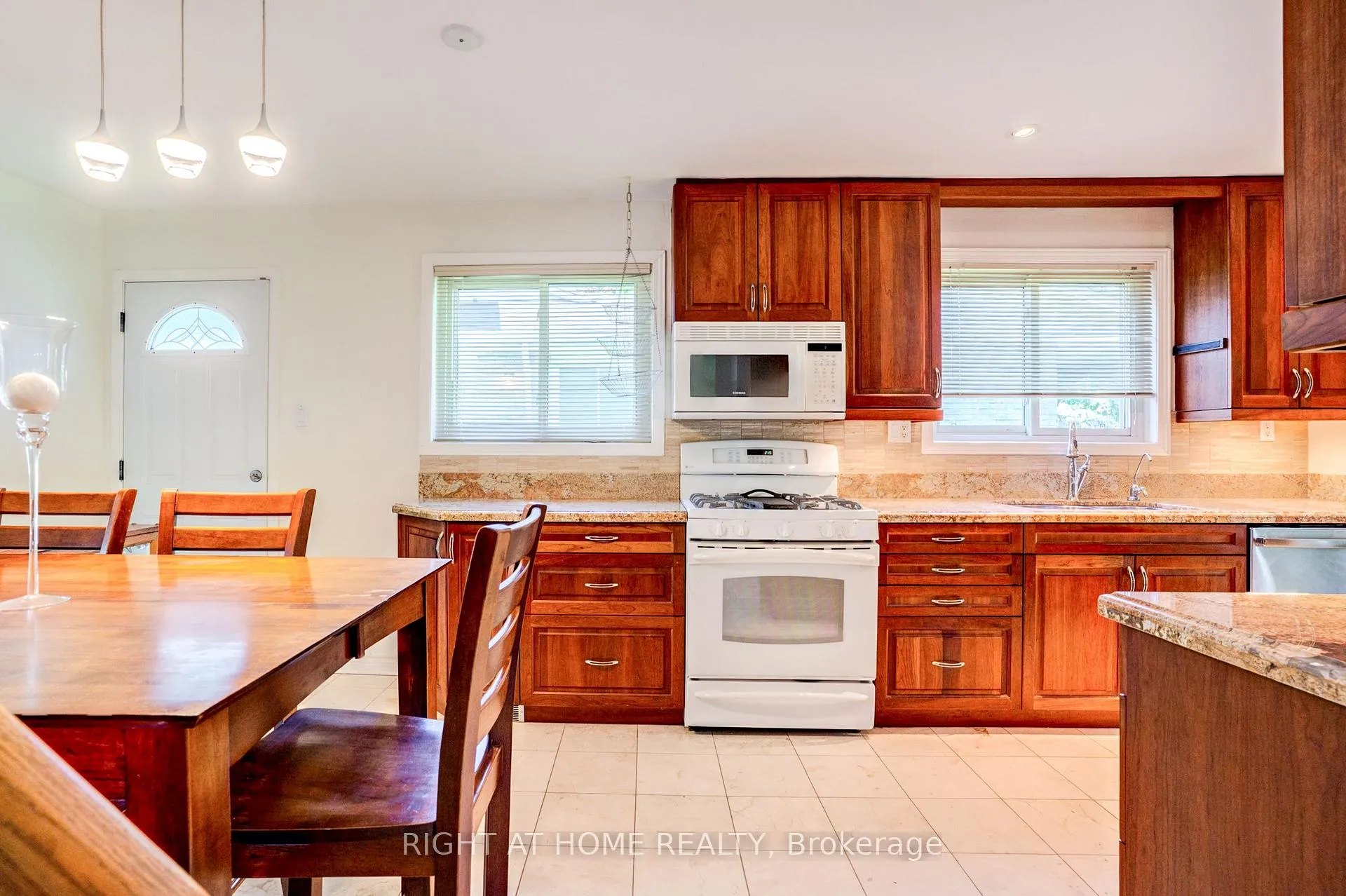 Photo 10 of 47 Shieldmark Crescent, Markham, Royal Orchard — HOMEH