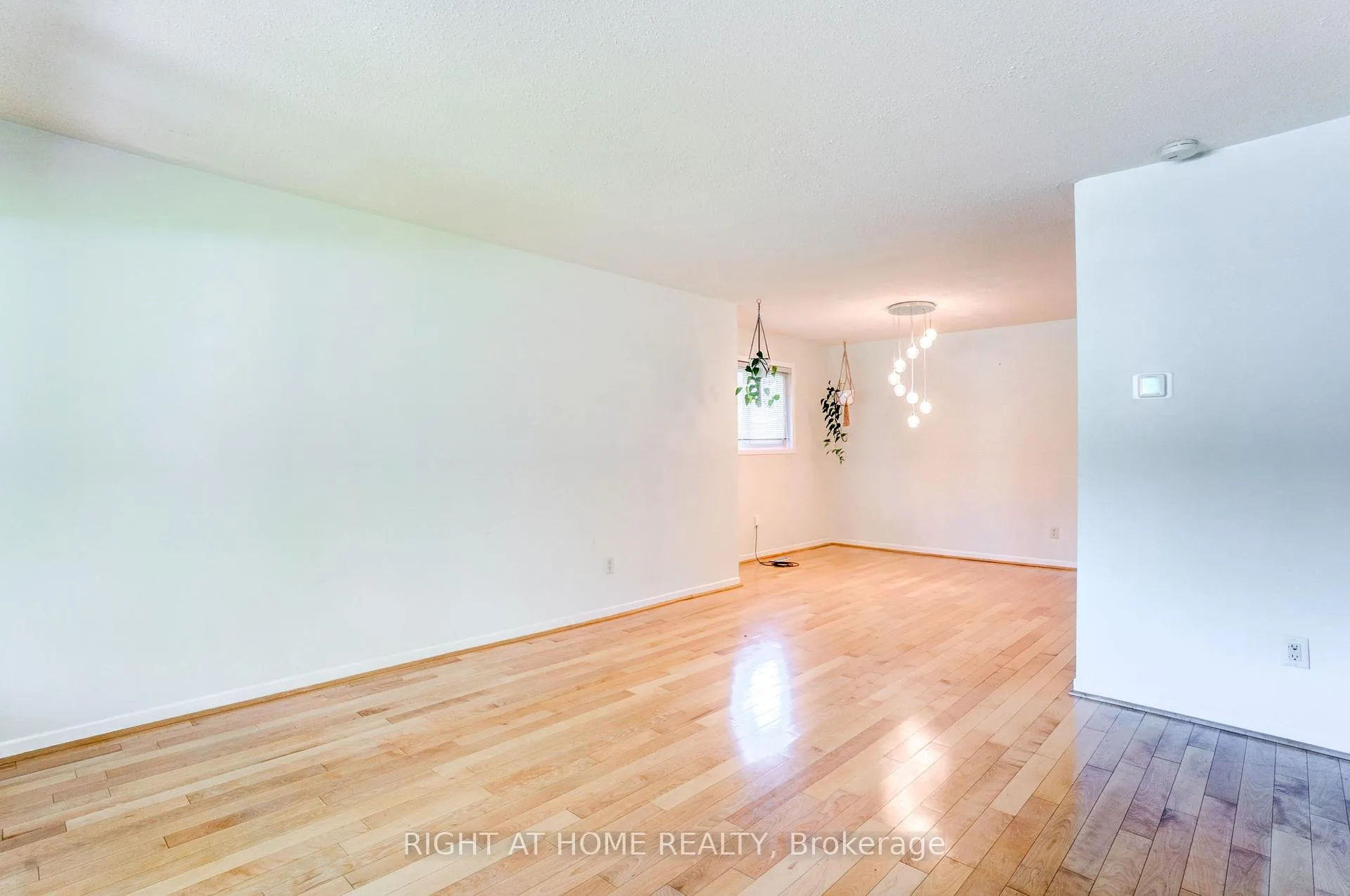 Photo 14 of 47 Shieldmark Crescent, Markham, Royal Orchard — HOMEH