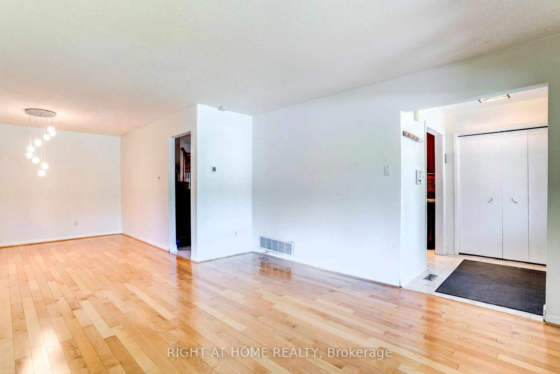 Photo 17 of 47 Shieldmark Crescent, Markham, Royal Orchard — HOMEH
