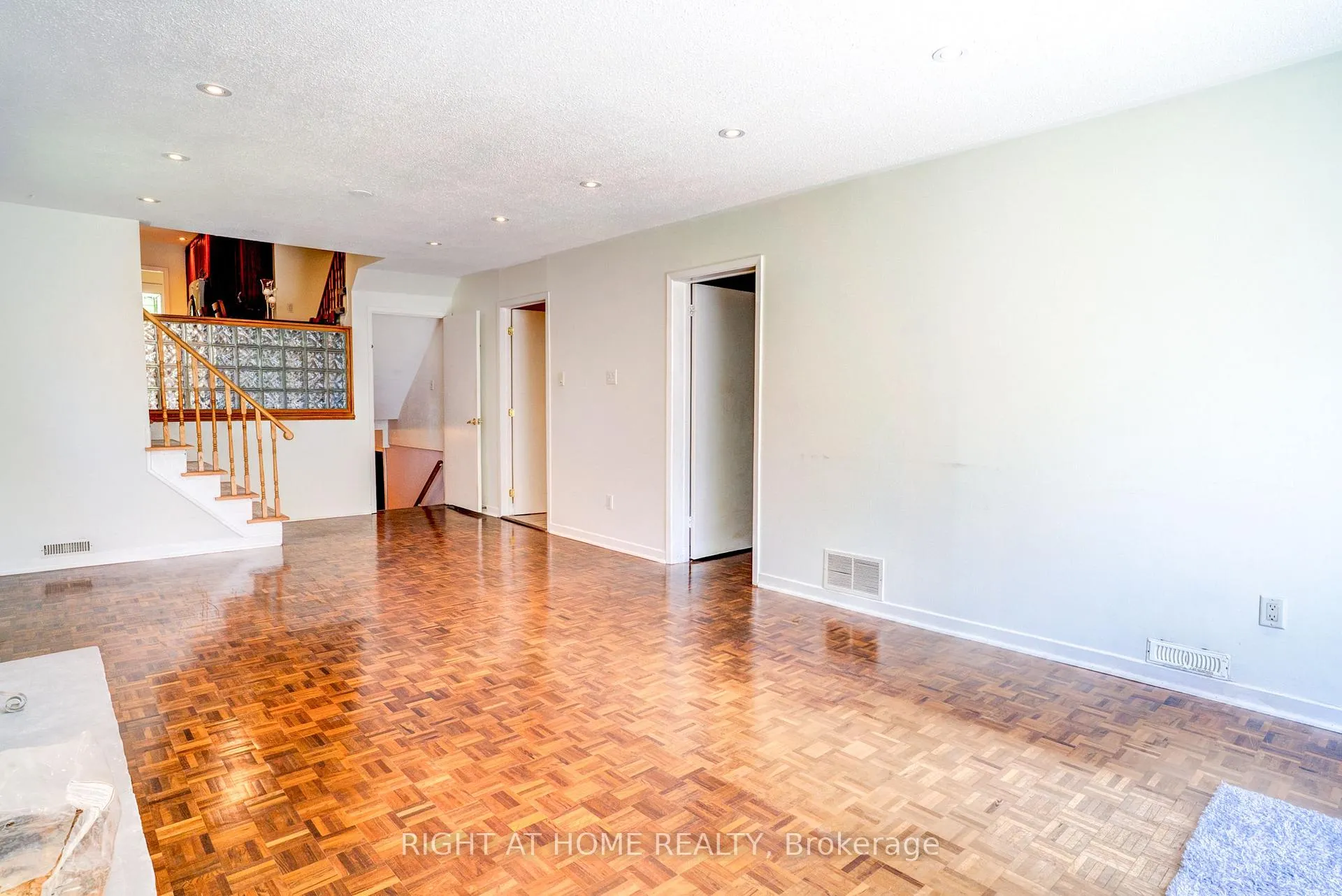 Photo 21 of 47 Shieldmark Crescent, Markham, Royal Orchard — HOMEH
