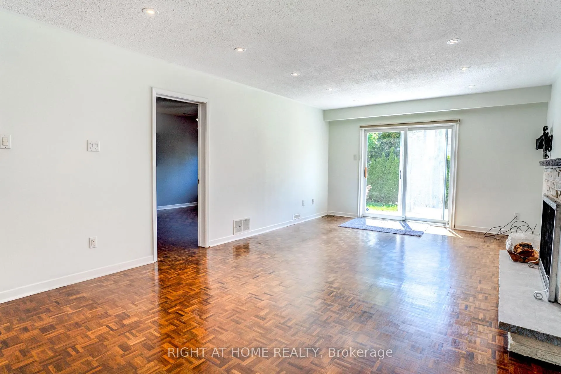 Photo 26 of 47 Shieldmark Crescent, Markham, Royal Orchard — HOMEH