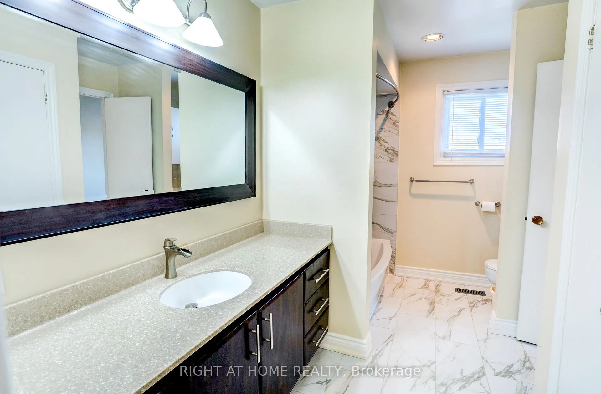 Photo 30 of 47 Shieldmark Crescent, Markham, Royal Orchard — HOMEH
