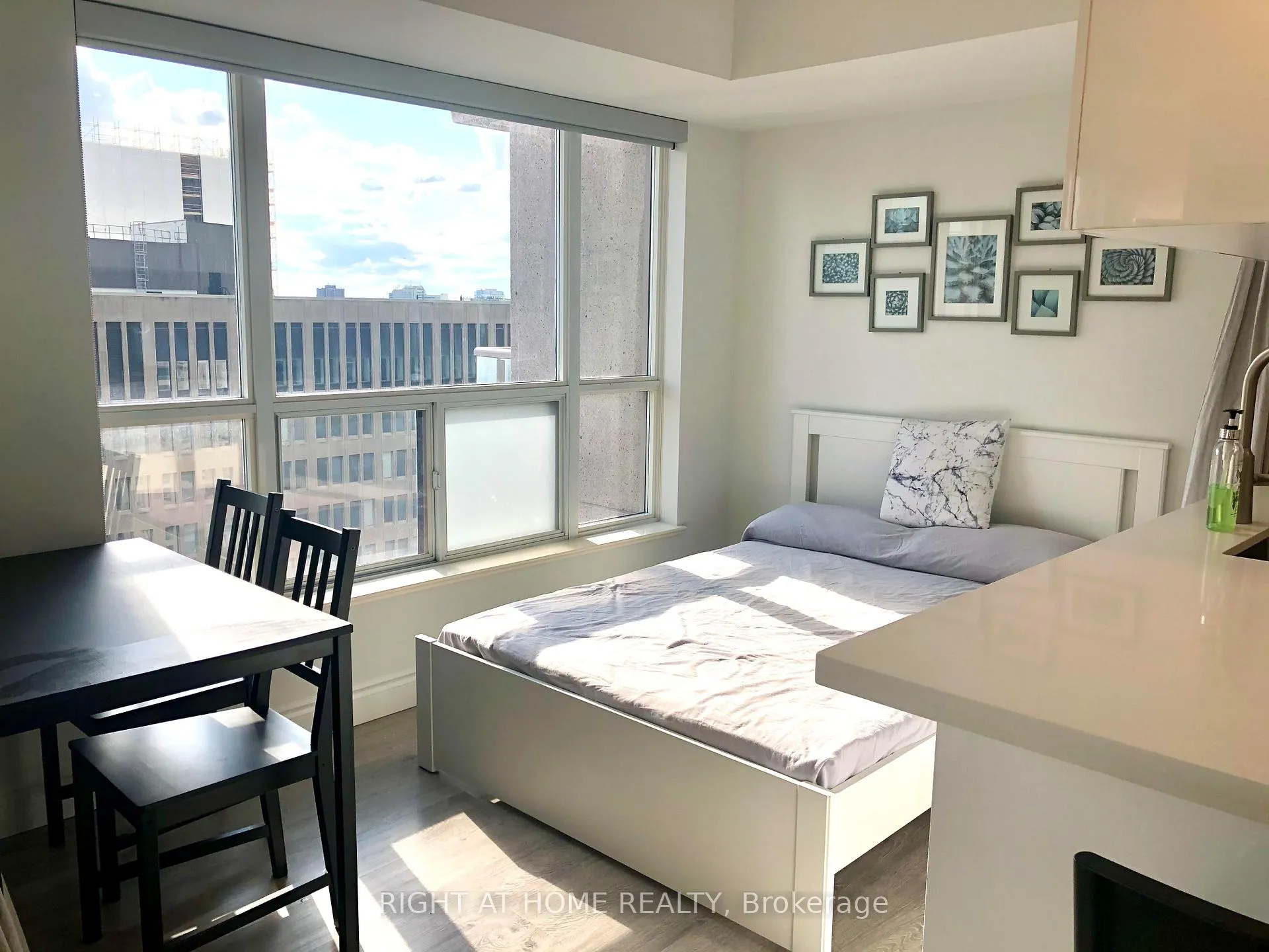 Front of Unit 1704, 909 Bay Street