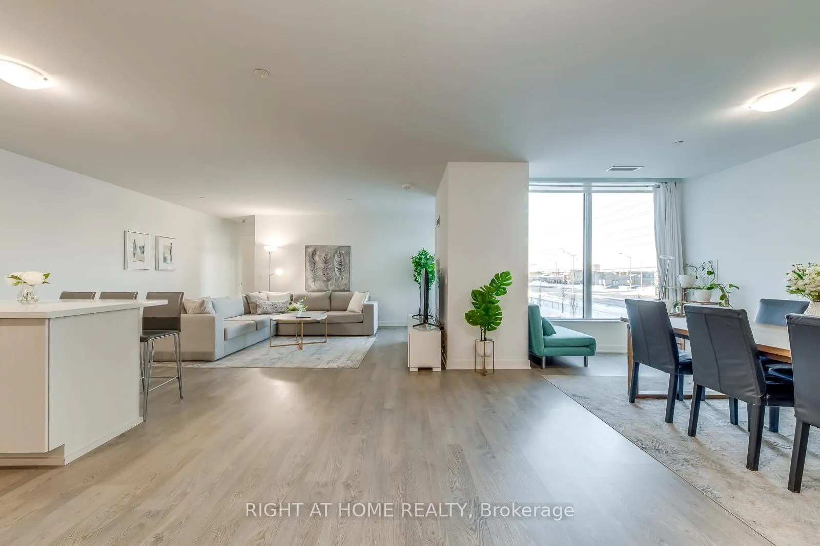 Front of Unit 206, 4675 Metcalfe Avenue