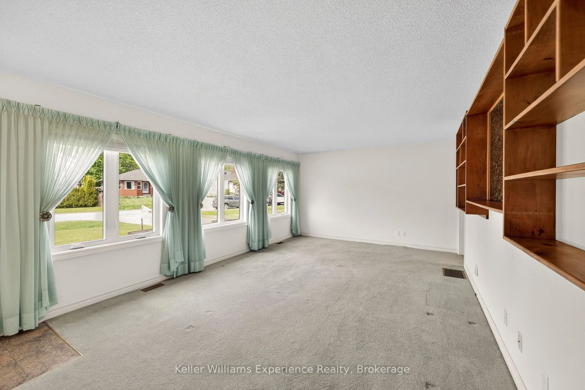 Photo 3 of 5 Bridle Road, Penetanguishene — HOMEH