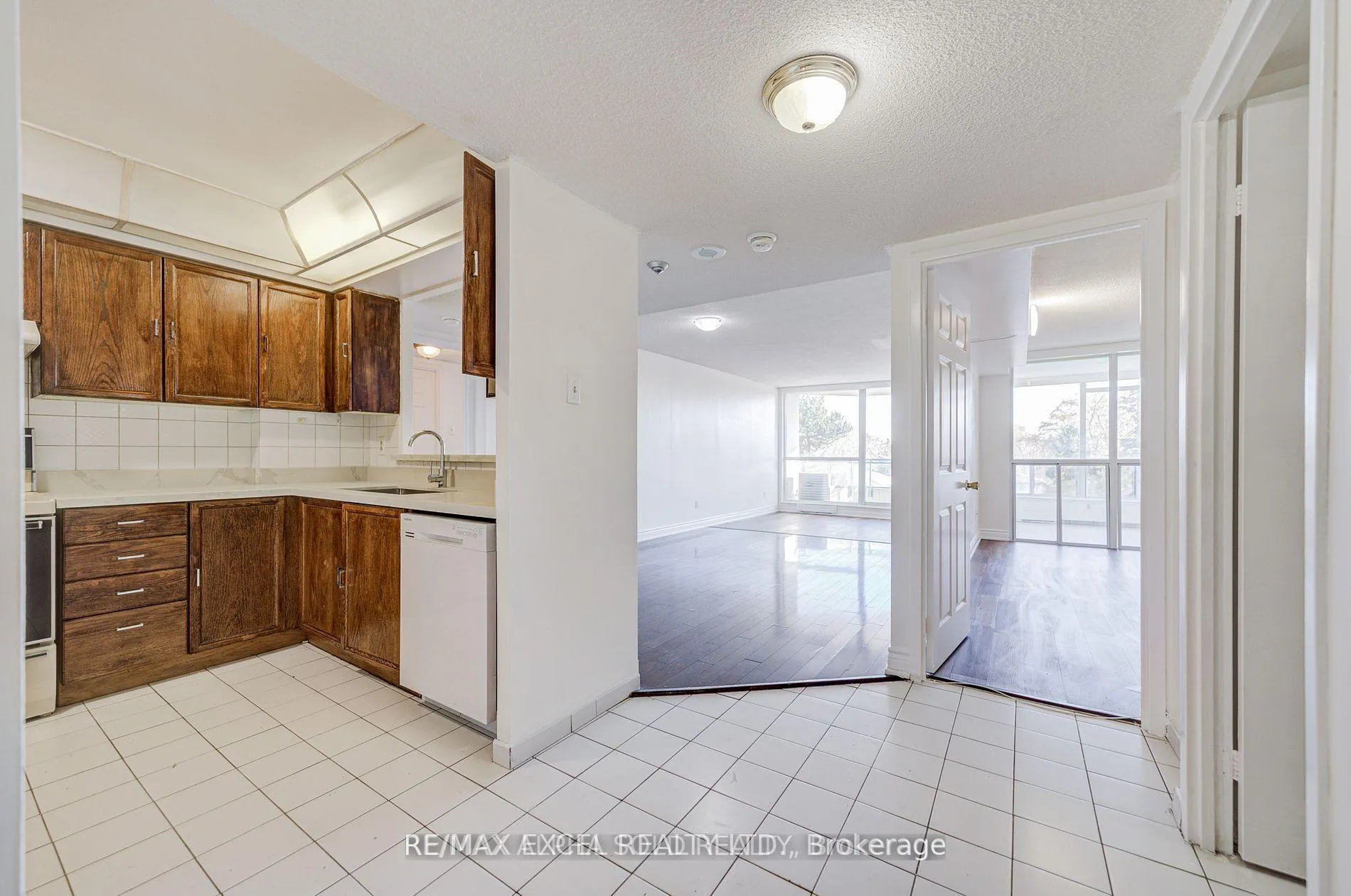 Photo 13 of Unit 303, 4727 Sheppard Avenue E, Scarborough, Agincourt South-Malvern West — HOMEH