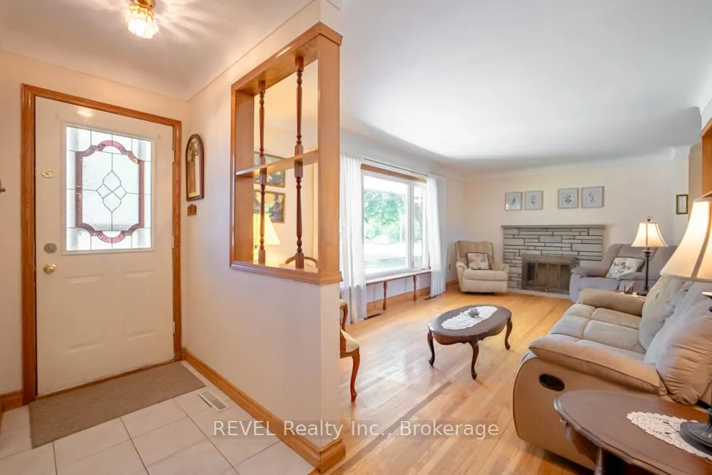 Photo 4 of 20 Glencairn Drive, St. Catharines, Bunting/Linwell — HOMEH