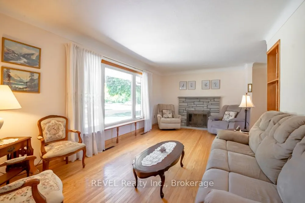 Photo 5 of 20 Glencairn Drive, St. Catharines, Bunting/Linwell — HOMEH