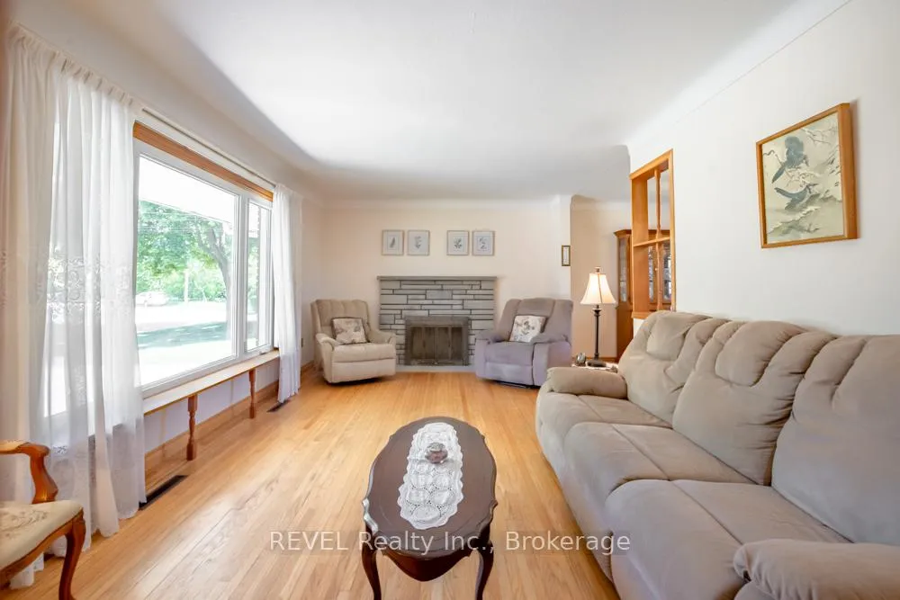 Photo 6 of 20 Glencairn Drive, St. Catharines, Bunting/Linwell — HOMEH