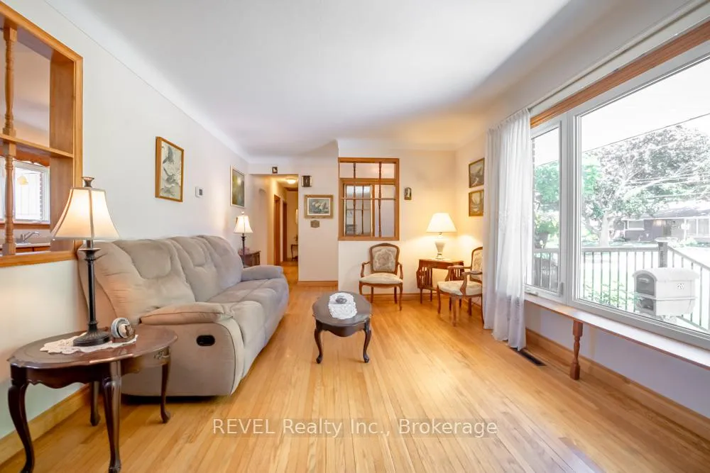 Photo 8 of 20 Glencairn Drive, St. Catharines, Bunting/Linwell — HOMEH