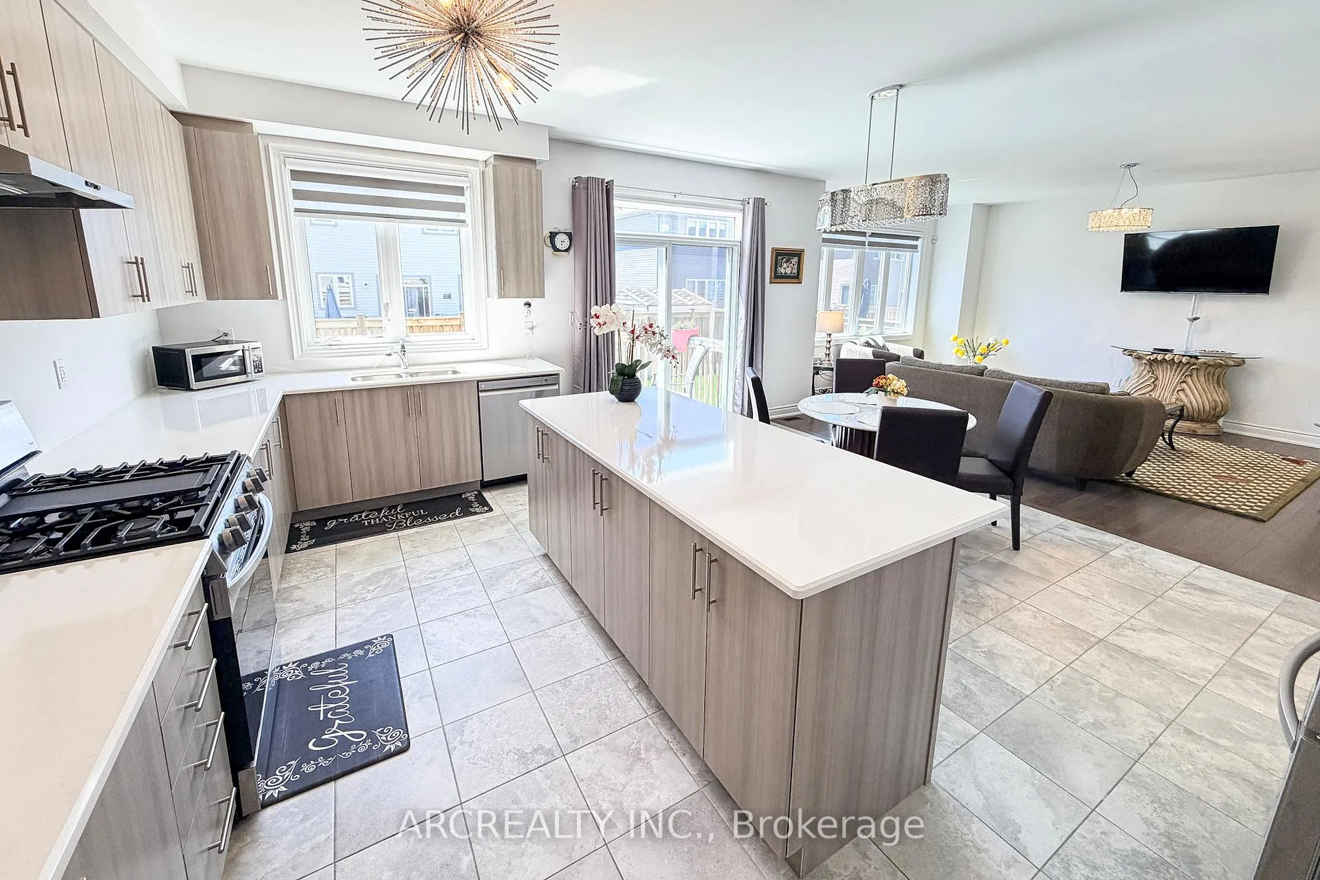 Photo 7 of 18 Emerald Street, Wasaga Beach — HOMEH