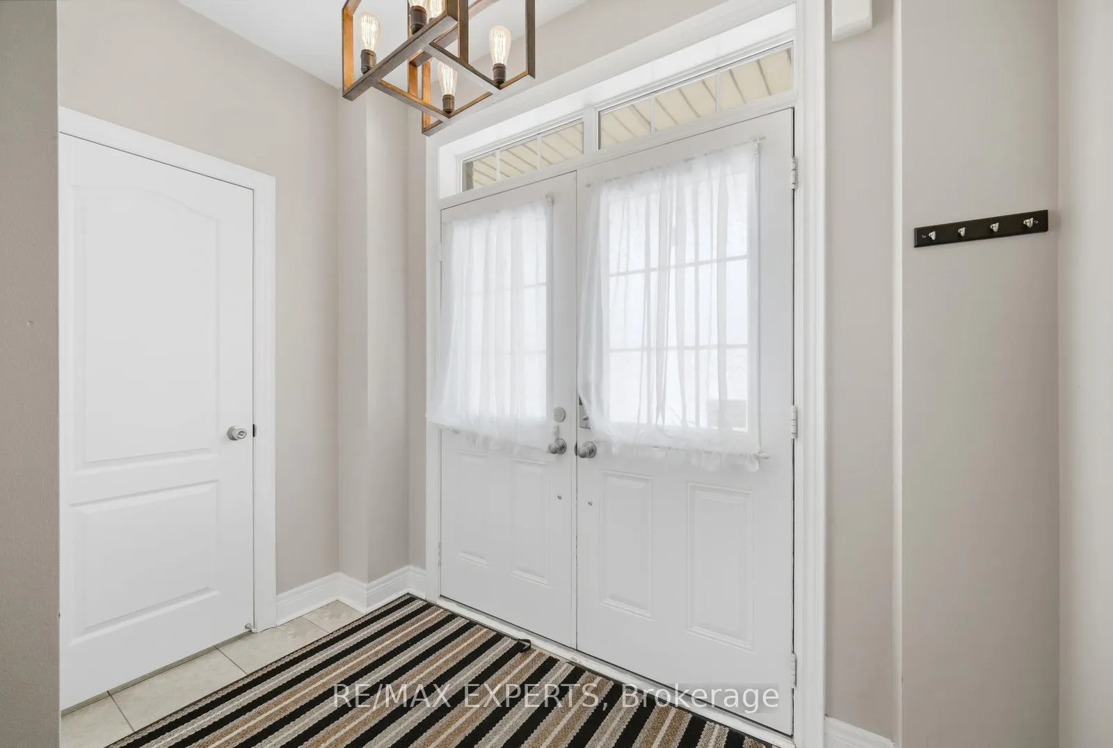 Photo 4 of 76 Forsyth Crescent, Barrie, West Bayfield — HOMEH