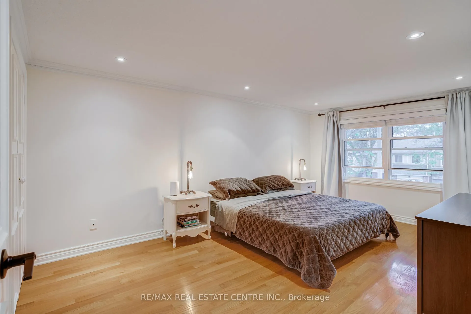 Photo 19 of 888 Sweetwater Crescent, Mississauga, Lorne Park — HOMEH