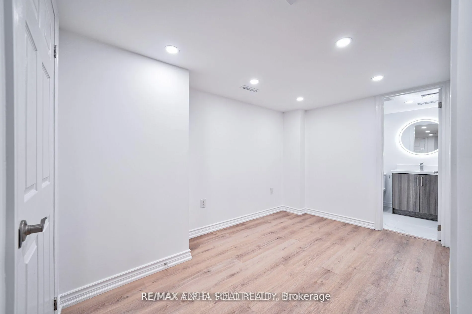 Photo 10 of 1229 Mccron Crescent, Newmarket, Stonehaven-Wyndham — HOMEH