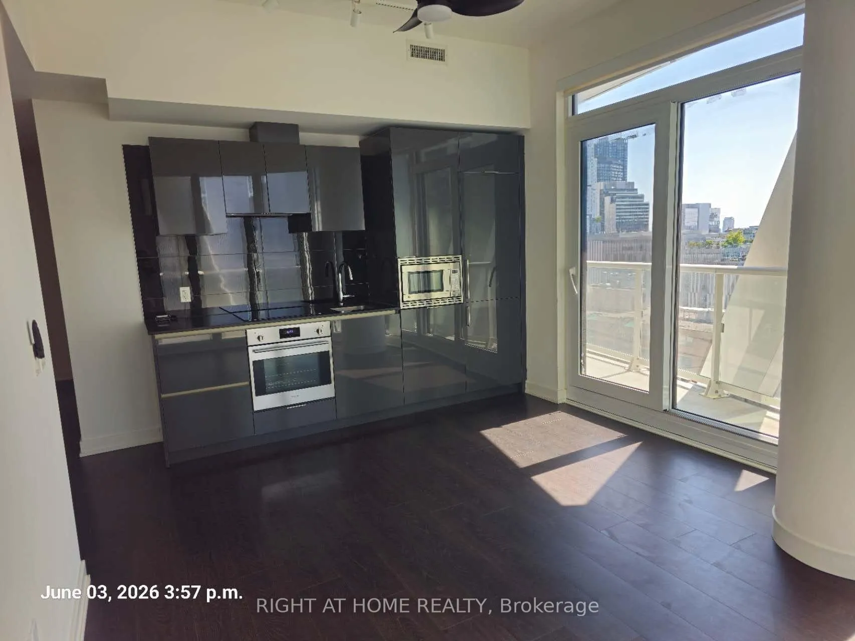 Photo 3 of Unit 1233, 230 Simcoe Street, Toronto, Kensington-Chinatown — HOMEH