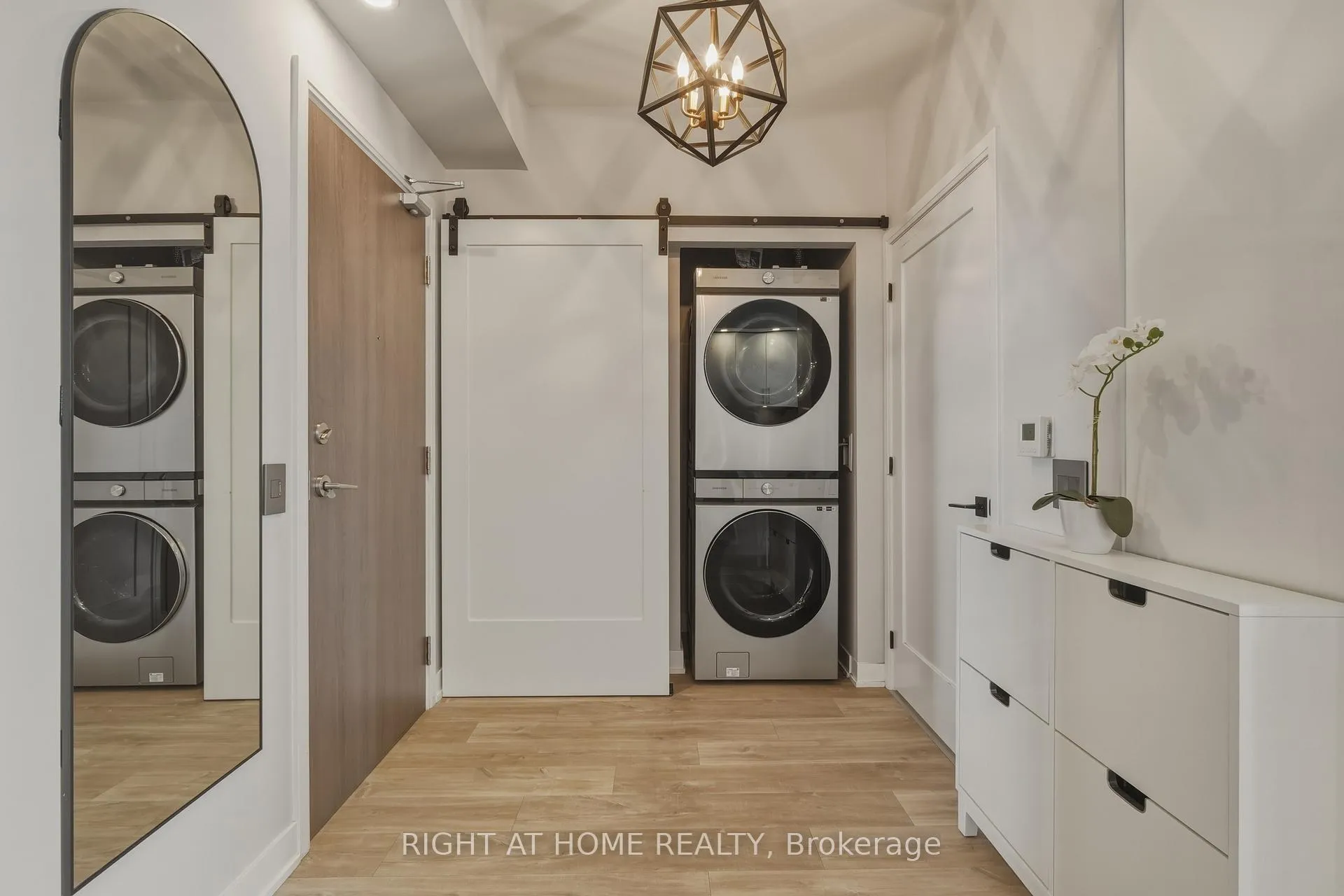 Photo 4 of Unit 1701, 576 Front Street W, Toronto, Waterfront Communities — HOMEH