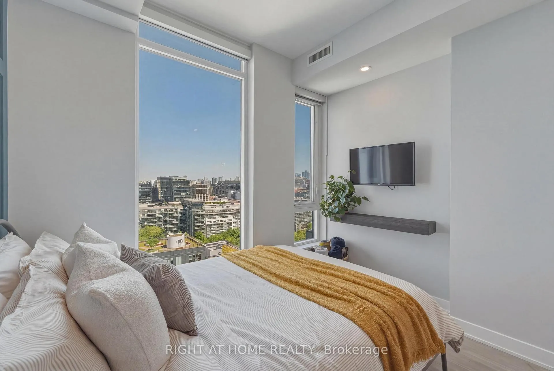 Photo 23 of Unit 1701, 576 Front Street W, Toronto, Waterfront Communities — HOMEH