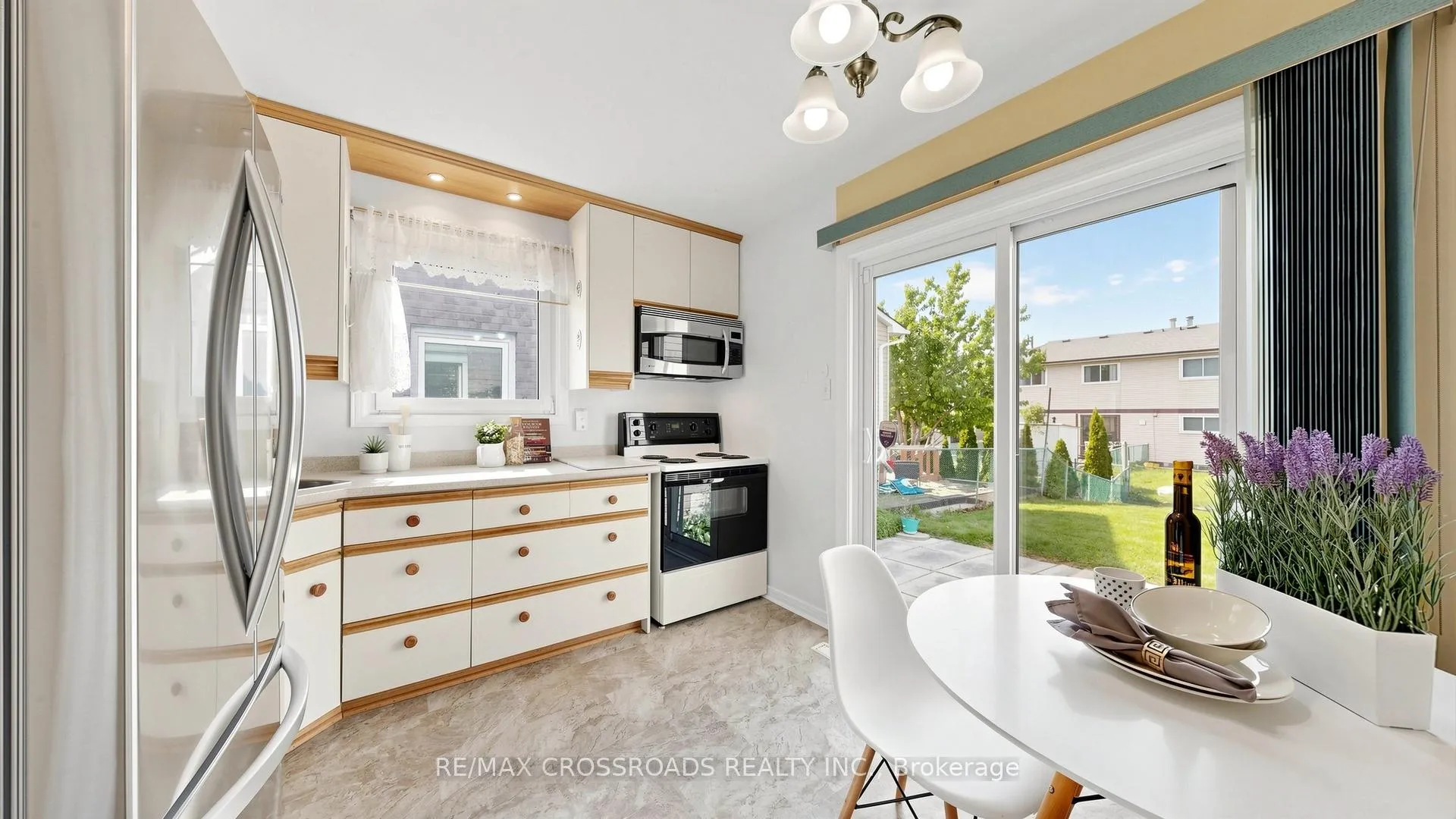 Photo 11 of 140 Goldhawk Trail, Scarborough, Milliken — HOMEH
