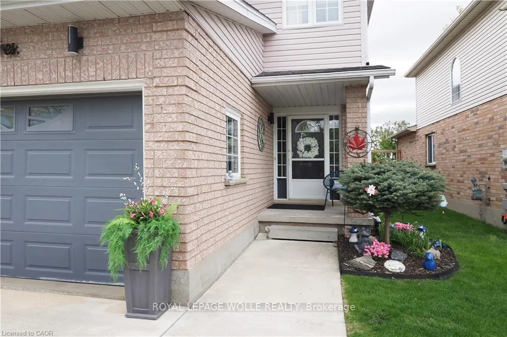 Photo 4 of 70 Queen Charlotte Crescent, Kitchener — HOMEH