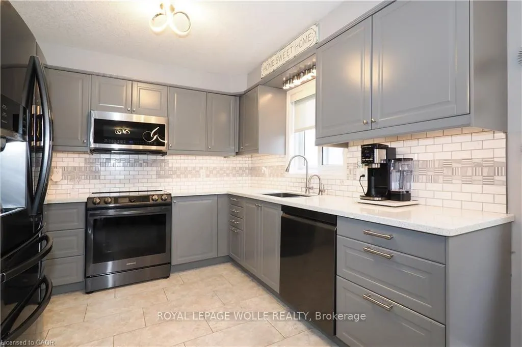 Photo 17 of 70 Queen Charlotte Crescent, Kitchener — HOMEH