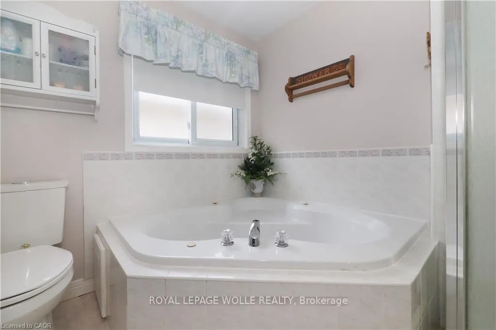 Photo 32 of 70 Queen Charlotte Crescent, Kitchener — HOMEH