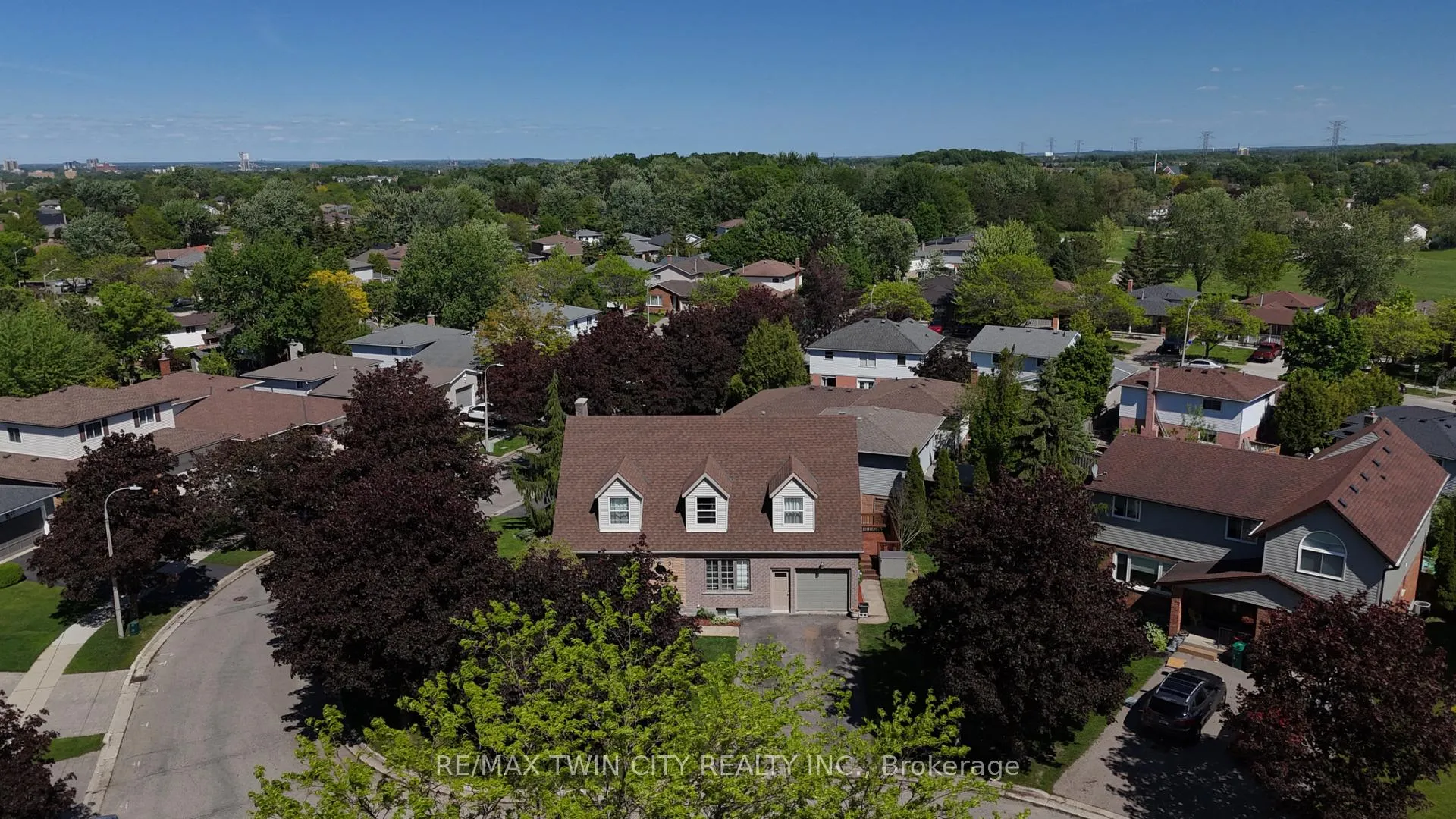 Photo 1 of 31 Windermere Court, Kitchener — HOMEH