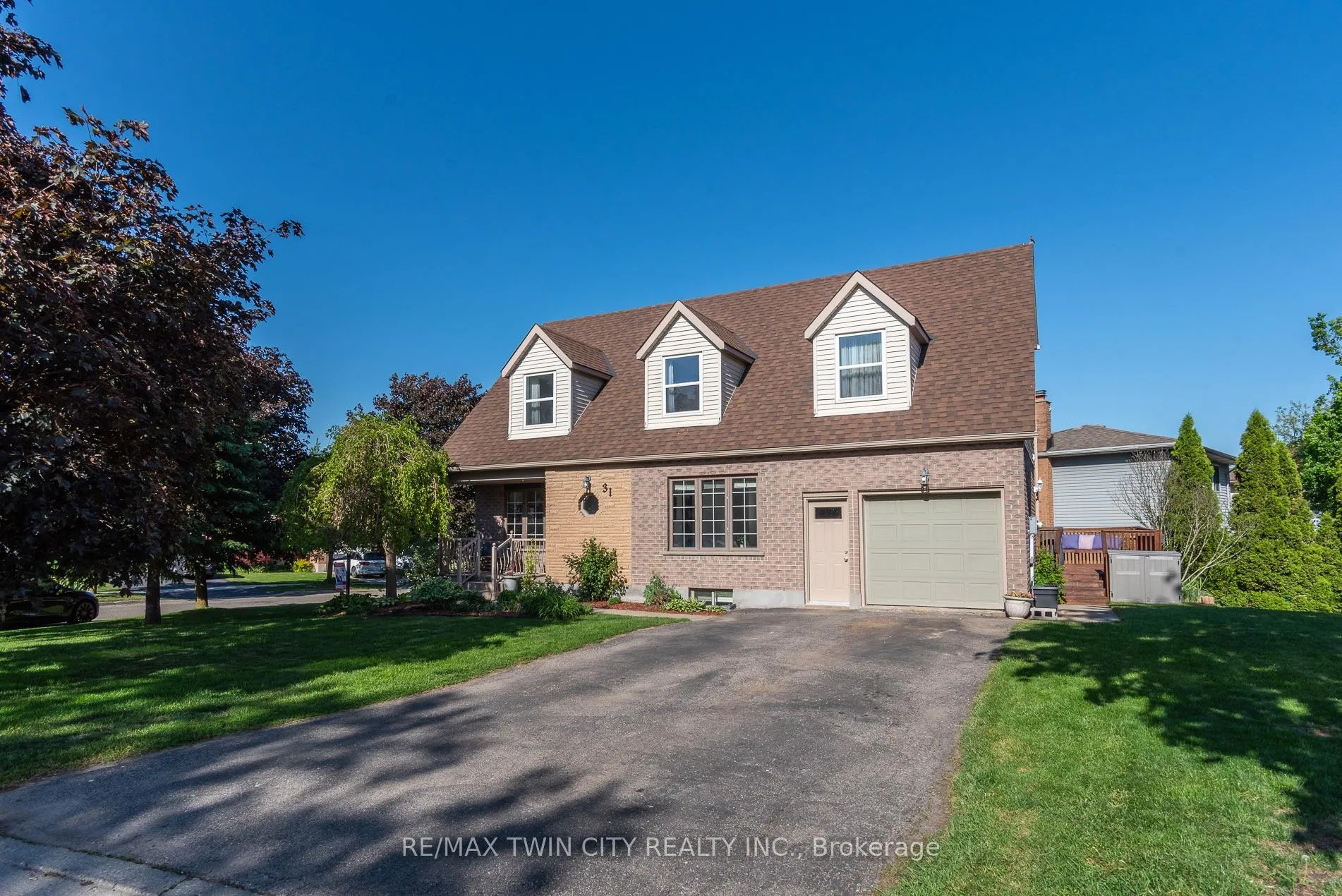 Photo 2 of 31 Windermere Court, Kitchener — HOMEH